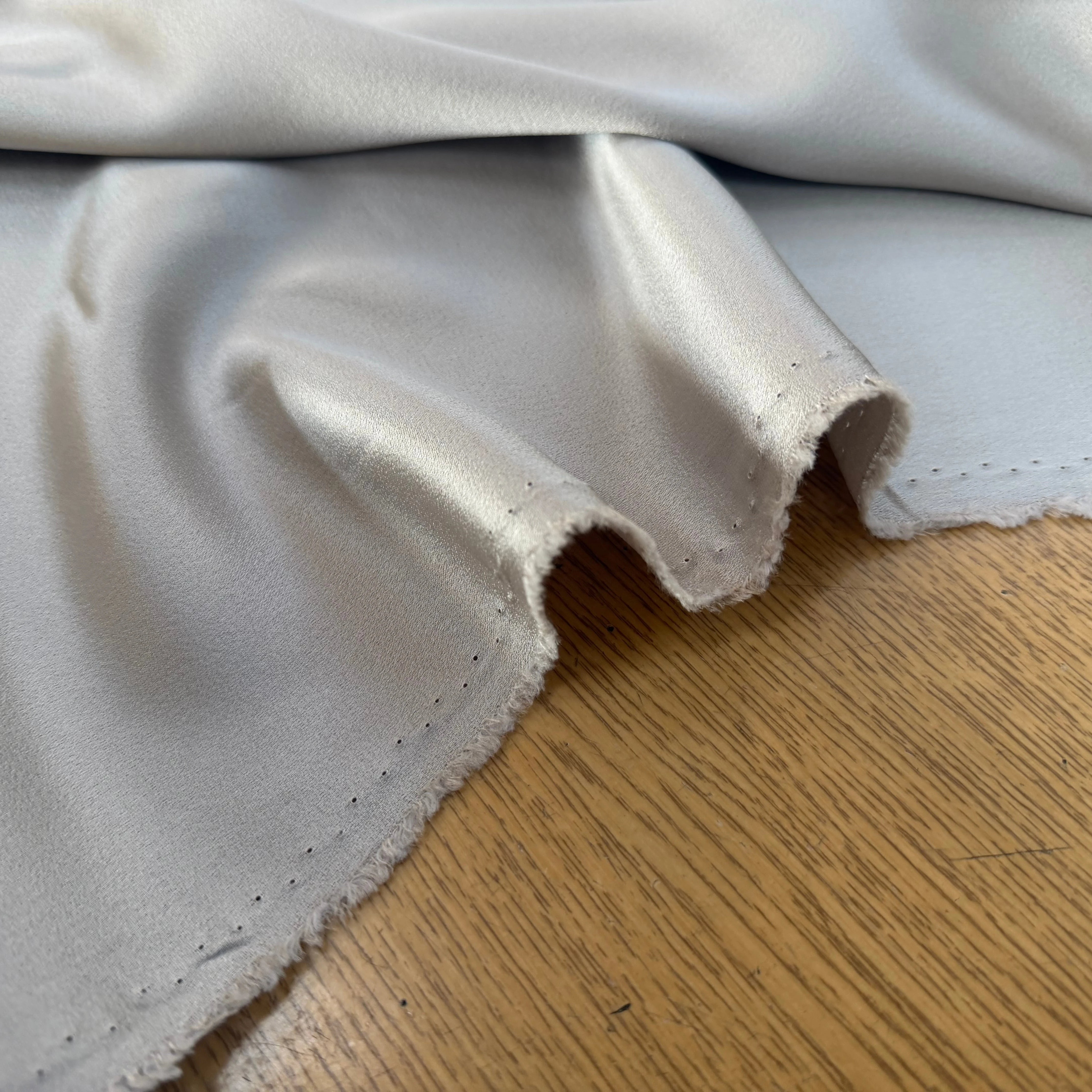 CREPE ENVERS SATIN VISCOSE ET ACETATE MAT BEIGE CLAIR - My Little Coupon