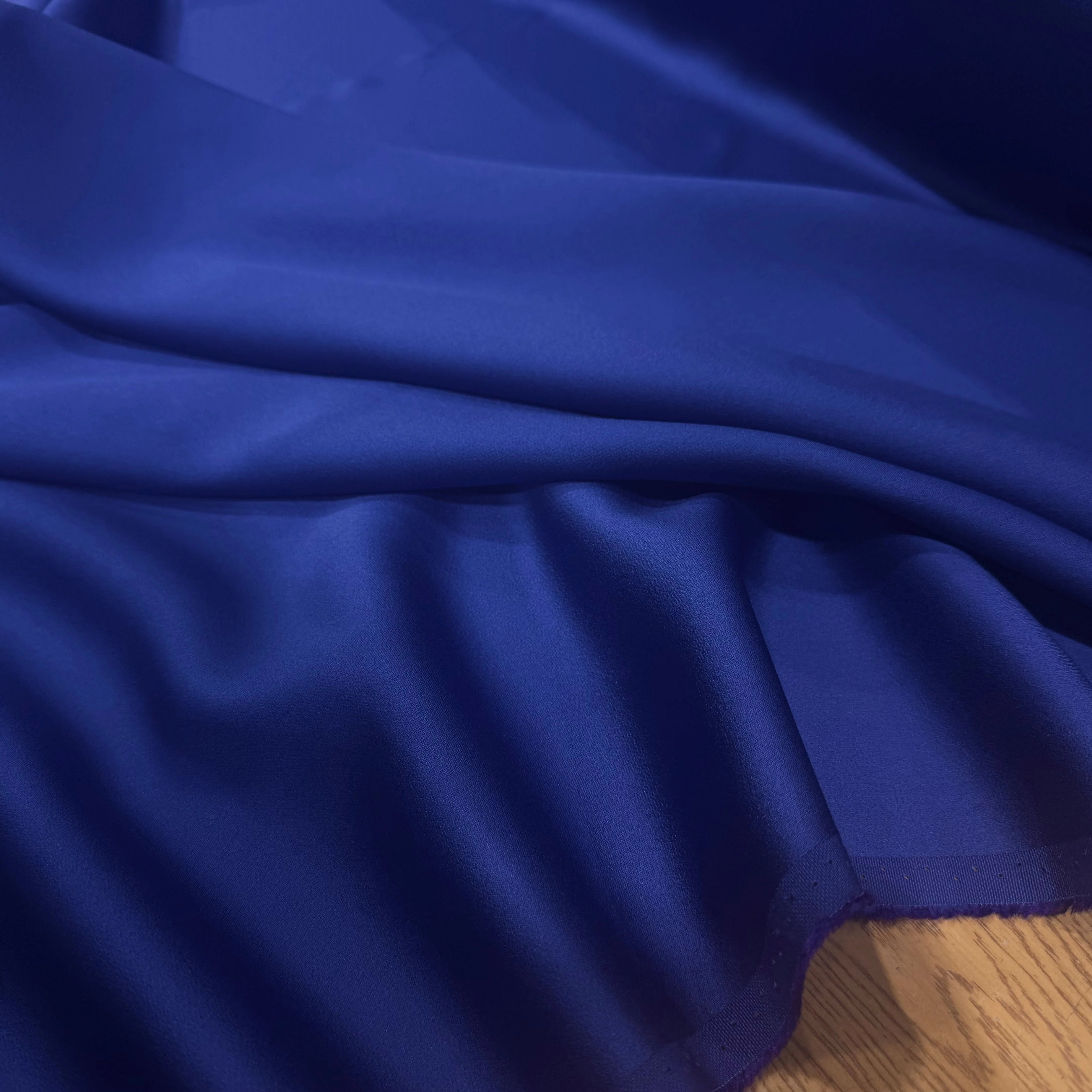 CREPE ENVERS SATIN VISCOSE ET ACETATE MAT BLEU - My Little Coupon