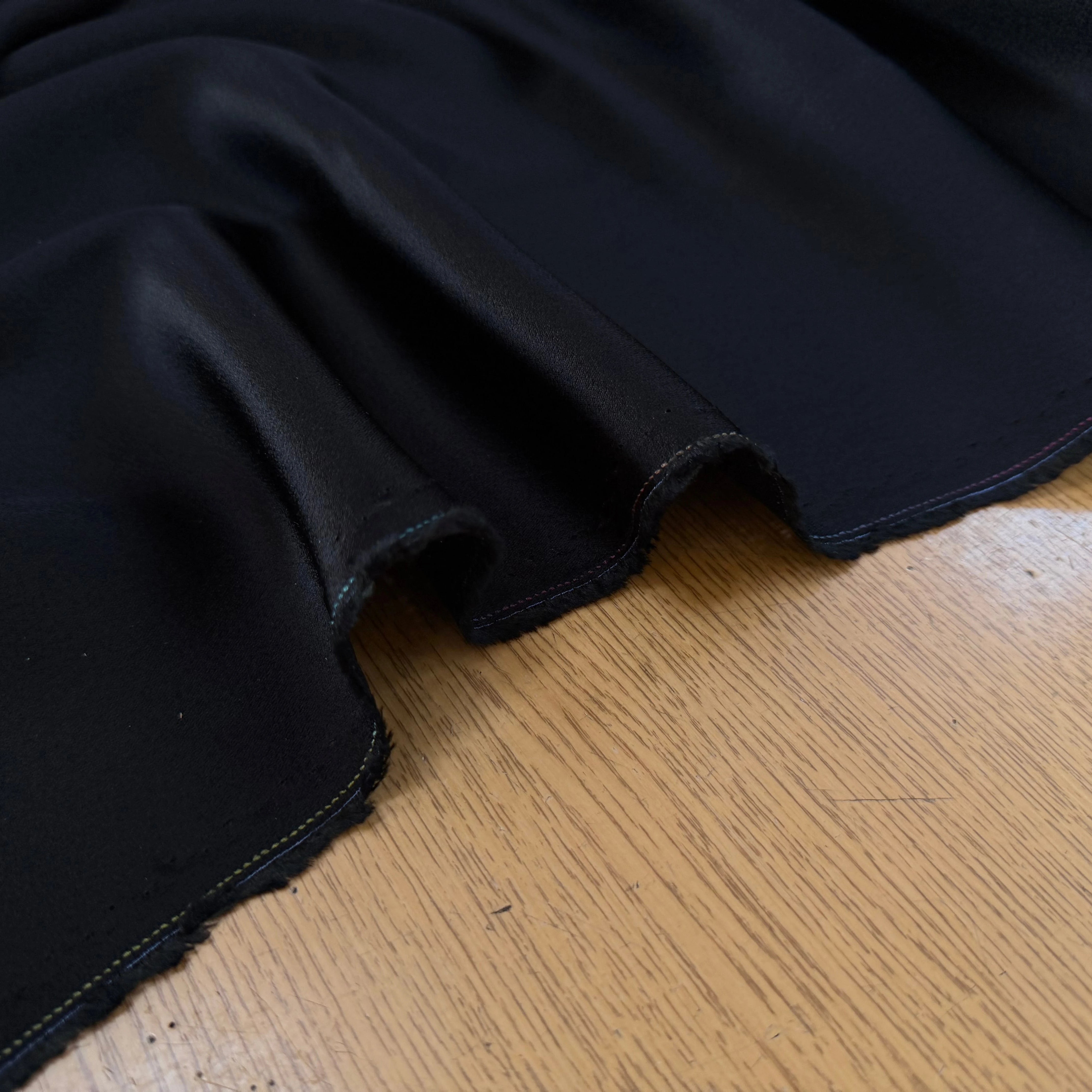 CREPE ENVERS SATIN VISCOSE ET ACETATE MAT NOIR - My Little Coupon