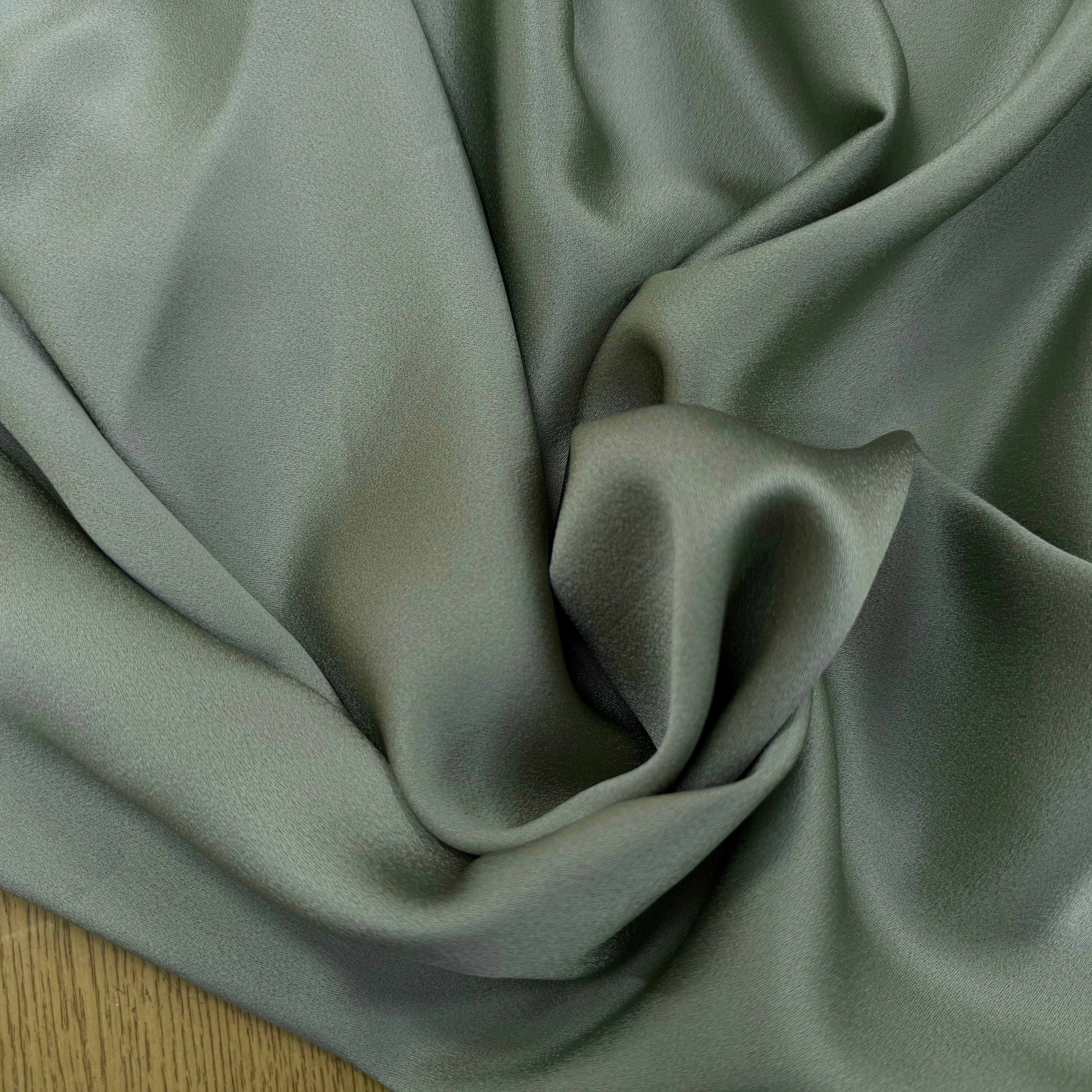 CREPE ENVERS SATIN VISCOSE ET ACETATE MAT SAUGE - My Little Coupon