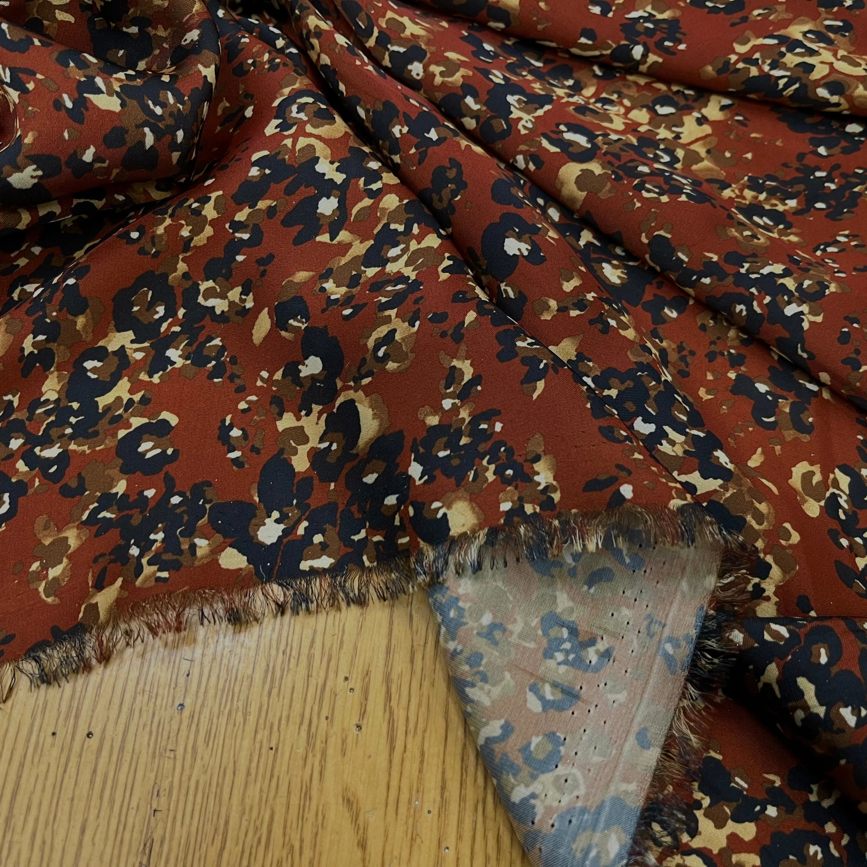 CREPE FLEURS ABSTRAITE NOIR&FOND MARRON ET FLUIDE - My Little Coupon