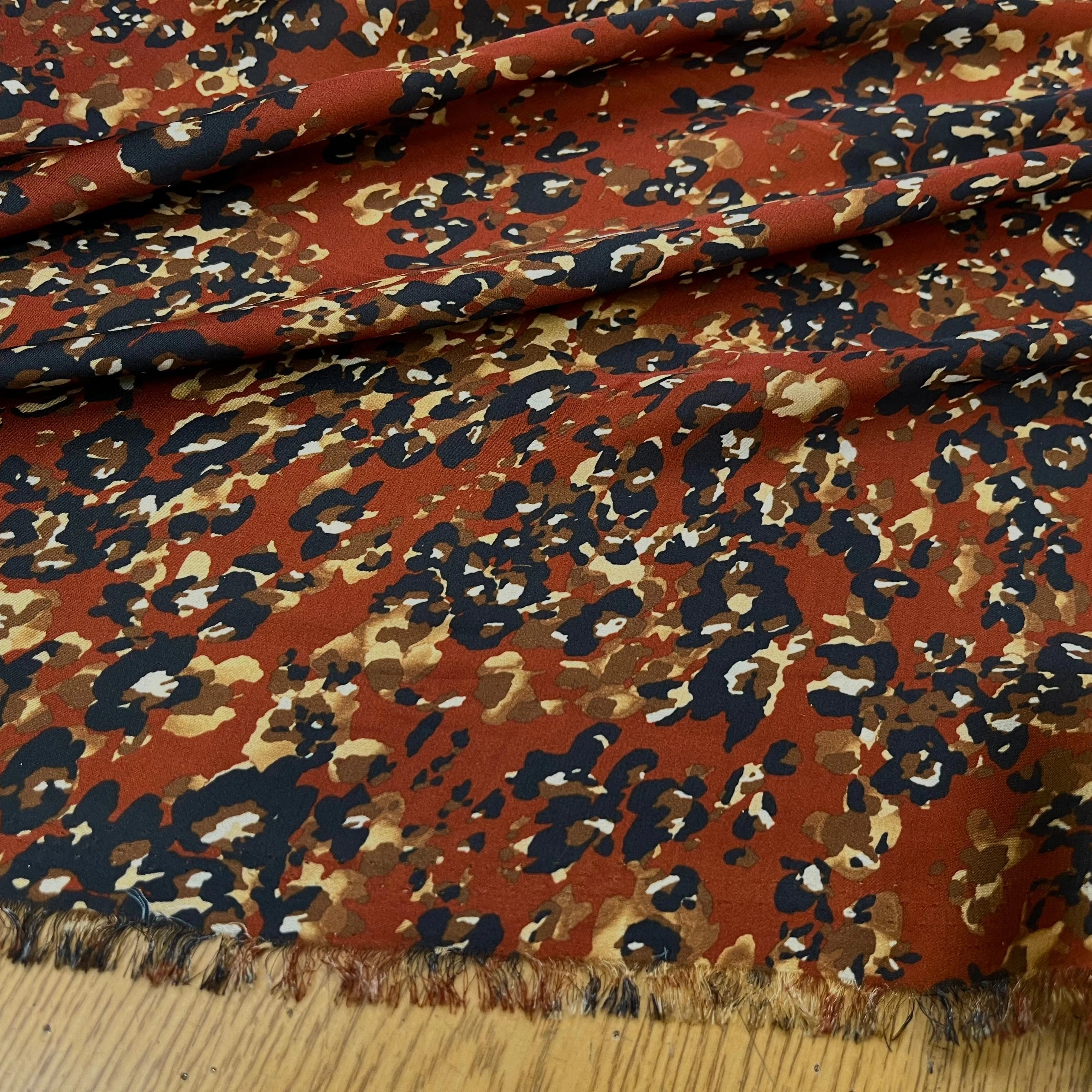 CREPE FLEURS ABSTRAITE NOIR&FOND MARRON ET FLUIDE - My Little Coupon