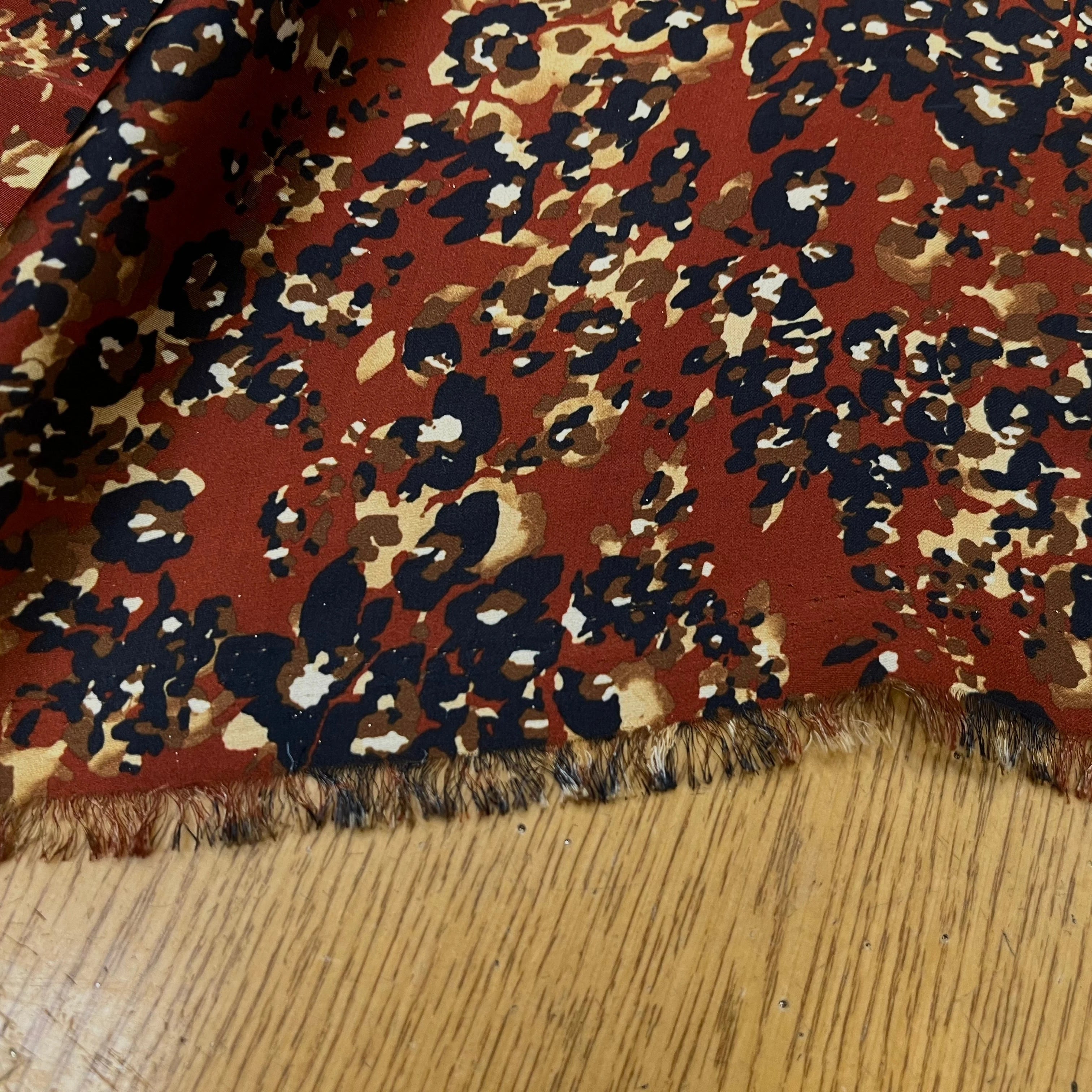 CREPE FLEURS ABSTRAITE NOIR&FOND MARRON ET FLUIDE - My Little Coupon