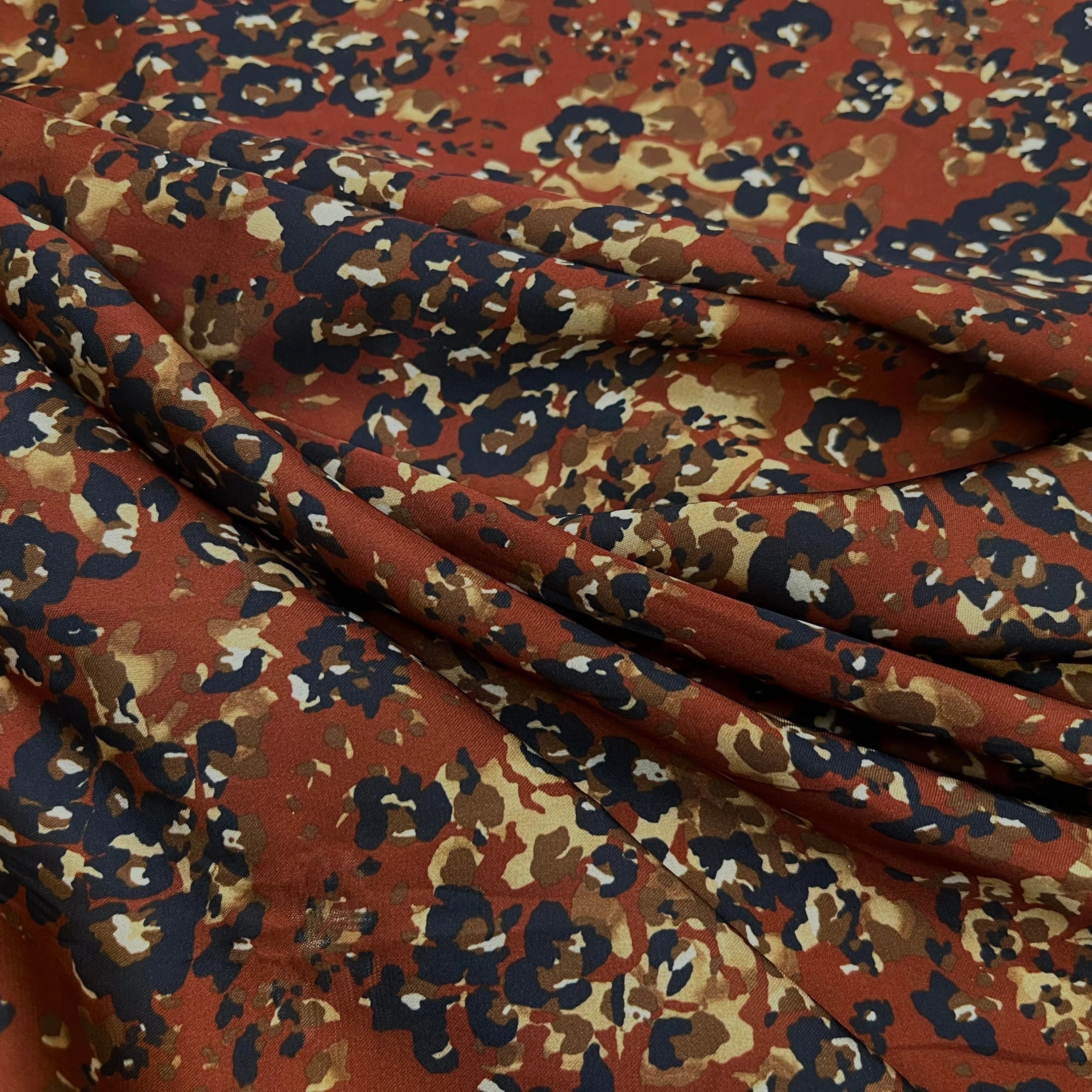 CREPE FLEURS ABSTRAITE NOIR&FOND MARRON ET FLUIDE - My Little Coupon