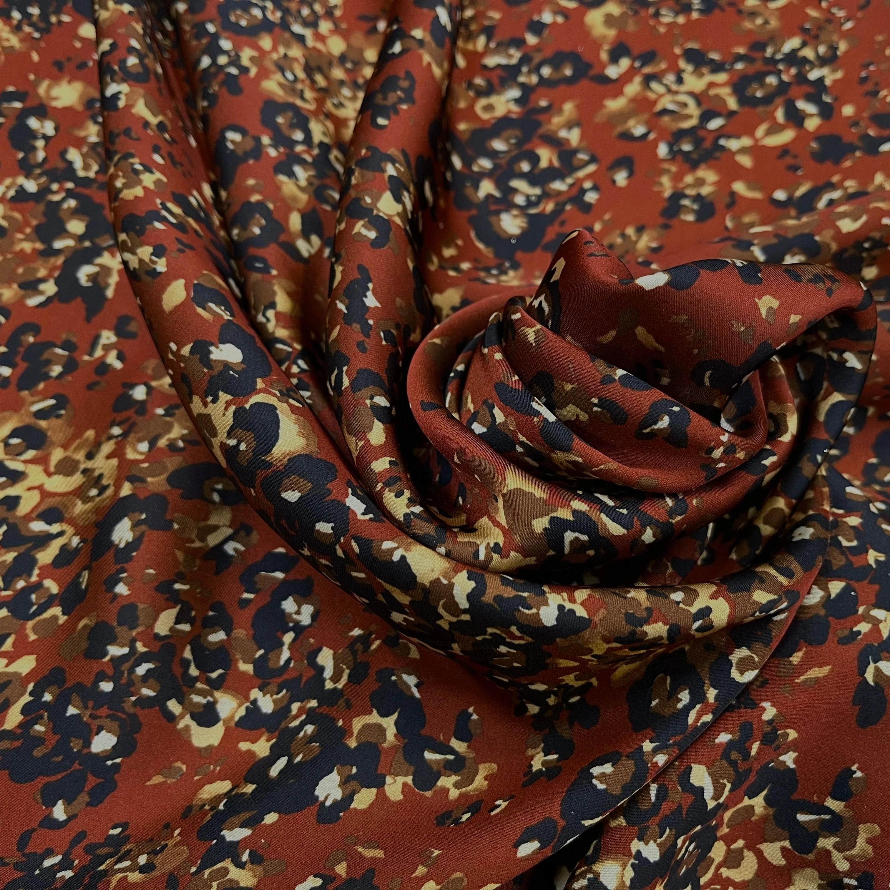 CREPE FLEURS ABSTRAITE NOIR&FOND MARRON ET FLUIDE - My Little Coupon