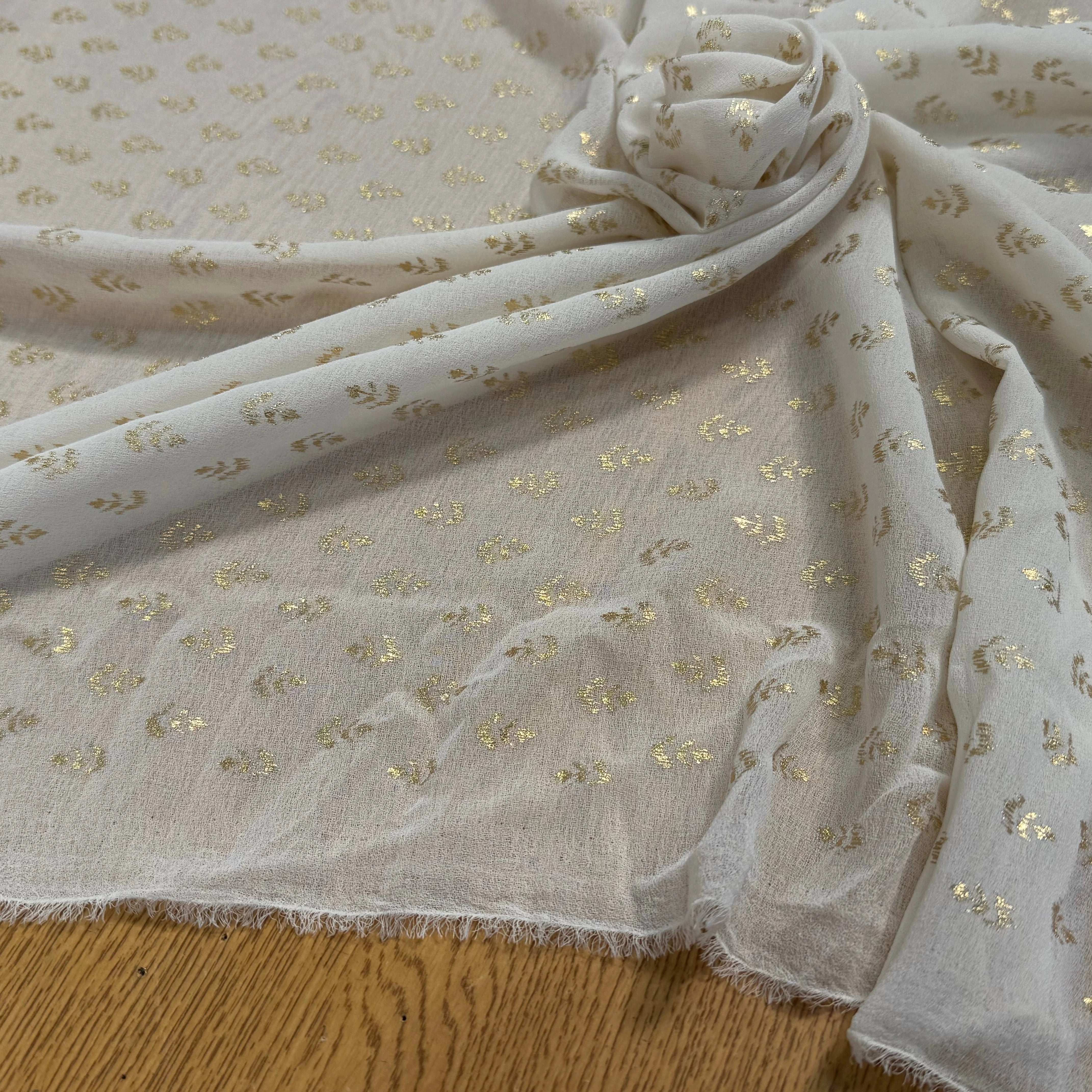 CREPE FLUIDE ÉCRU MOTIF FEUILLAGES OR - My Little Coupon