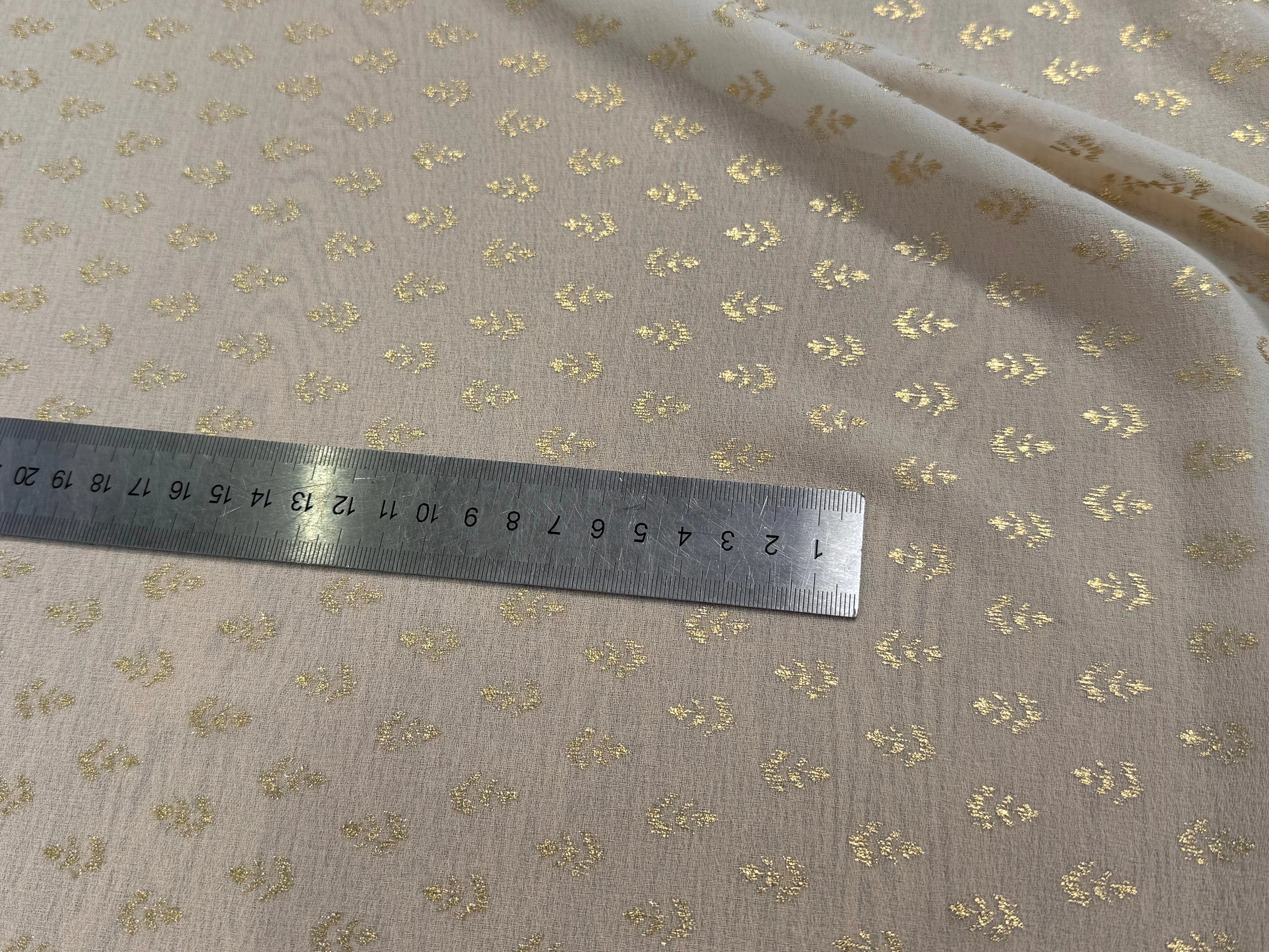 CREPE FLUIDE ÉCRU MOTIF FEUILLAGES OR - My Little Coupon