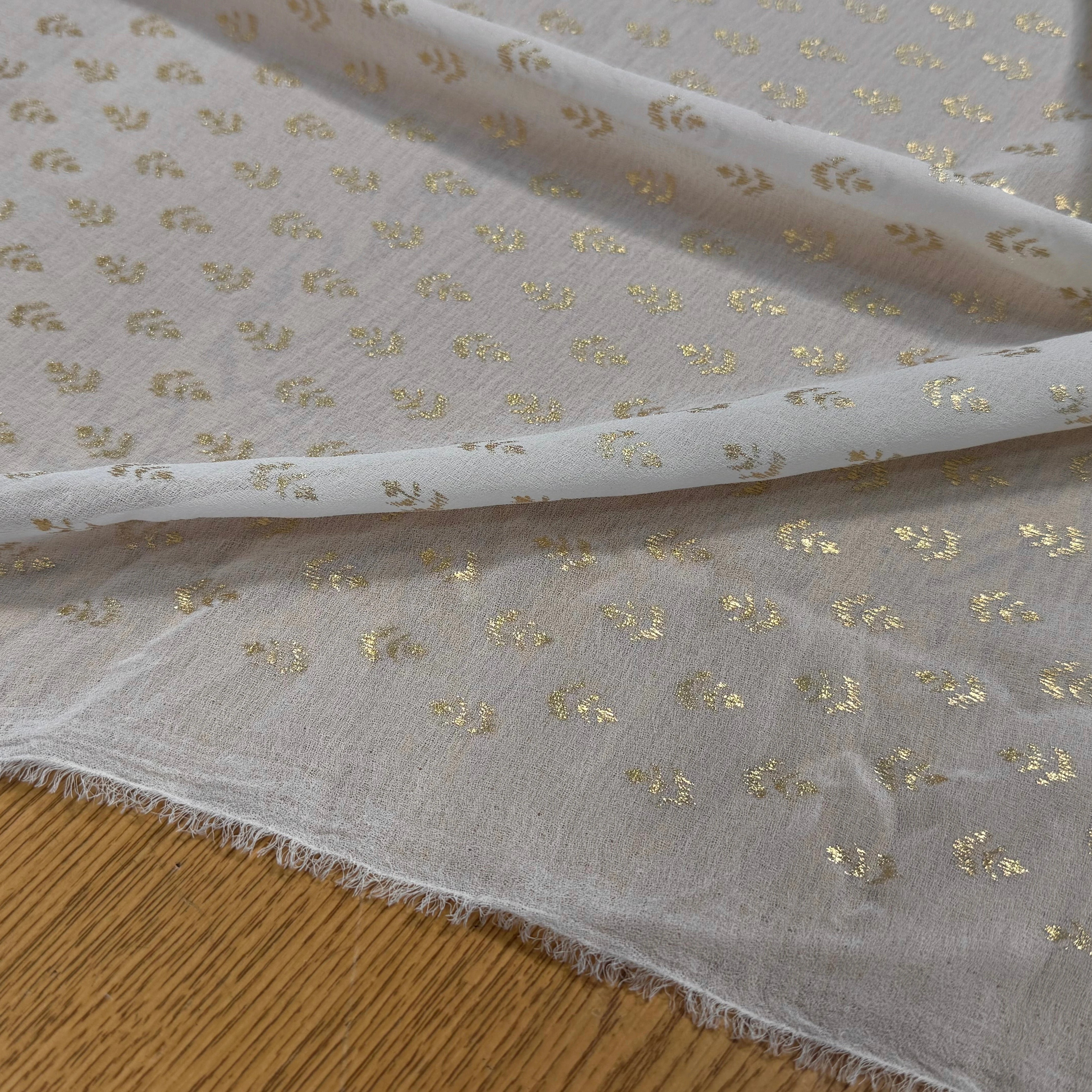 CREPE FLUIDE ÉCRU MOTIF FEUILLAGES OR - My Little Coupon