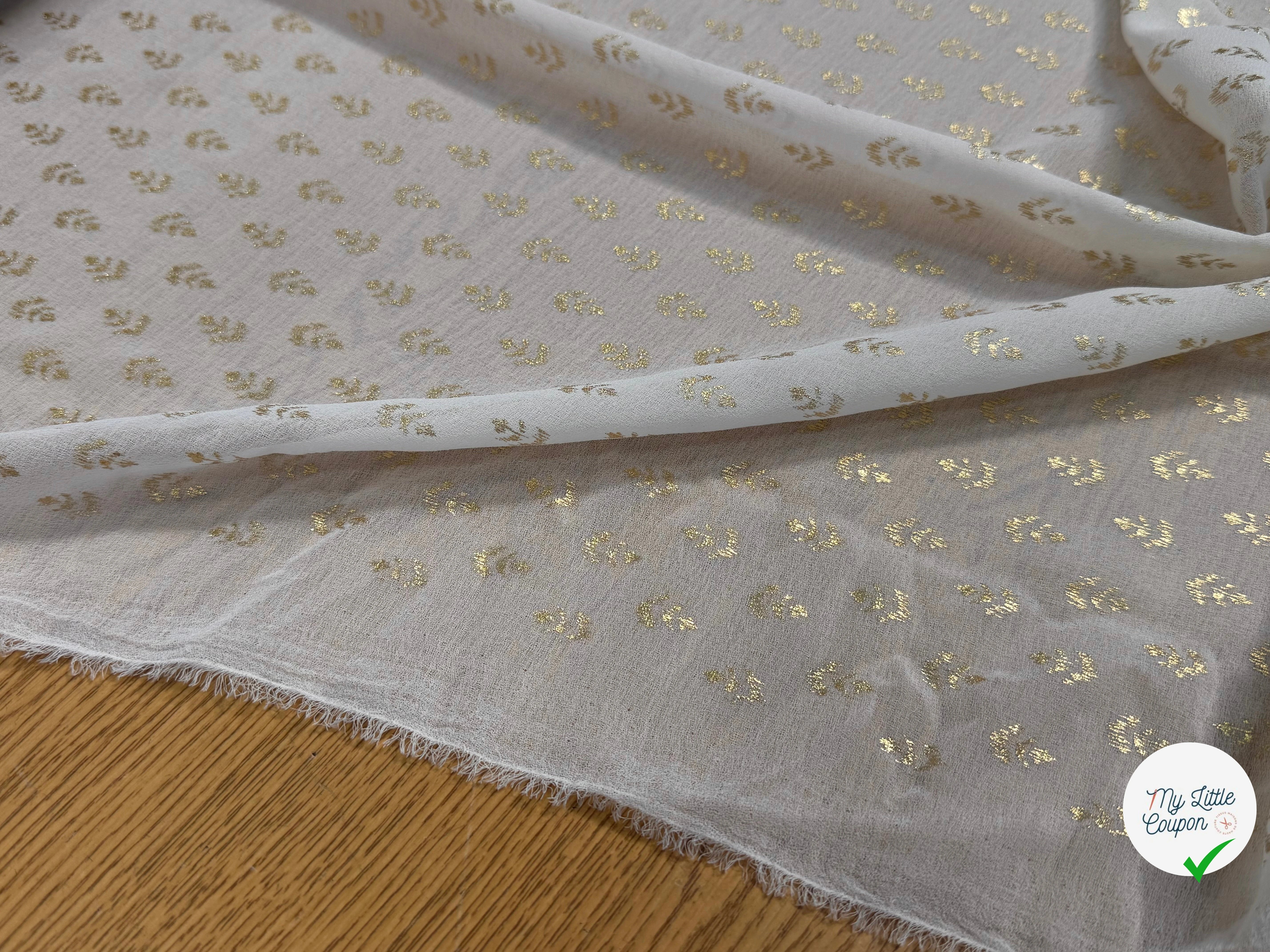 CREPE FLUIDE ÉCRU MOTIF FEUILLAGES OR - My Little Coupon