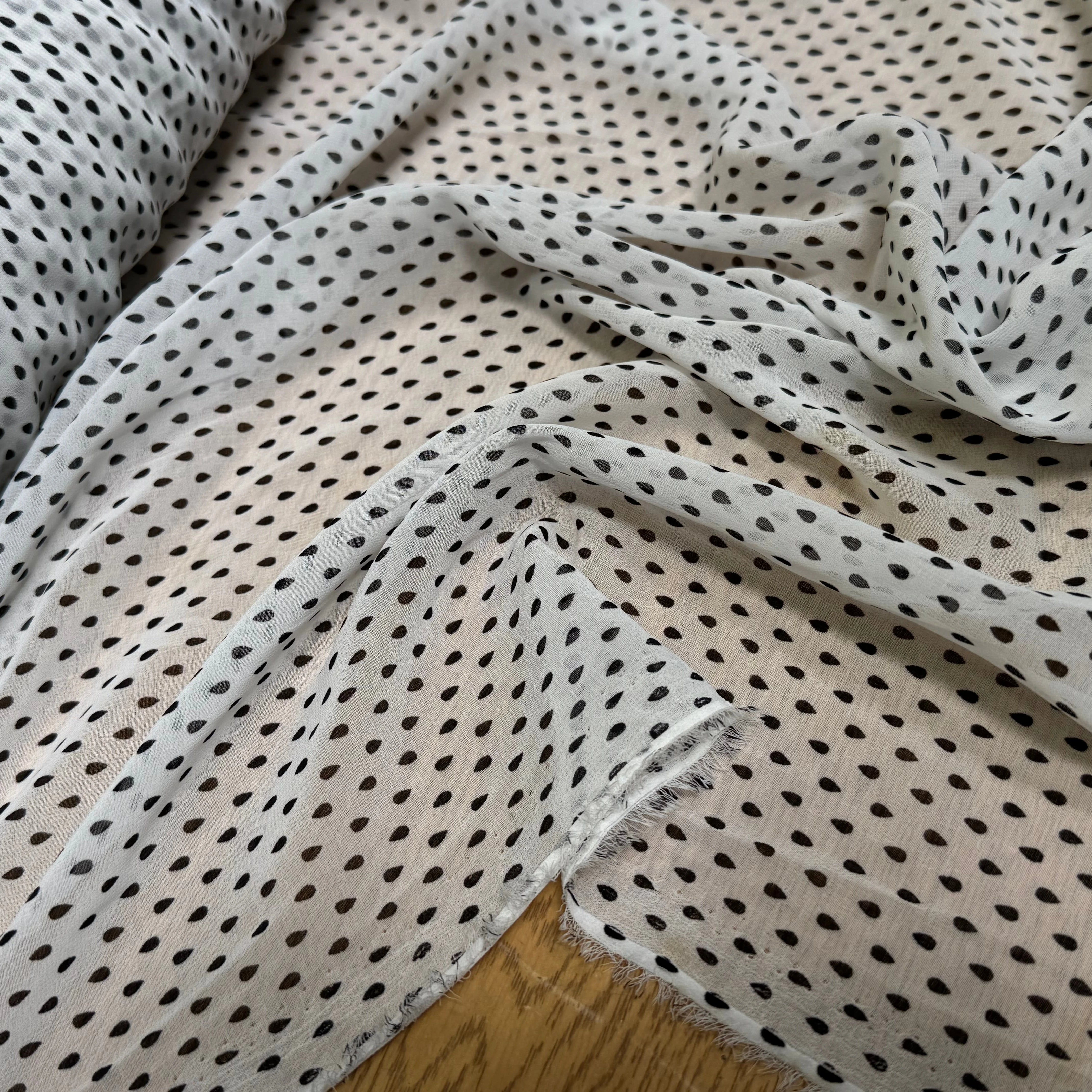 CREPE FLUIDE FOND BLANC CASSÉ POIS NOIRS - My Little Coupon