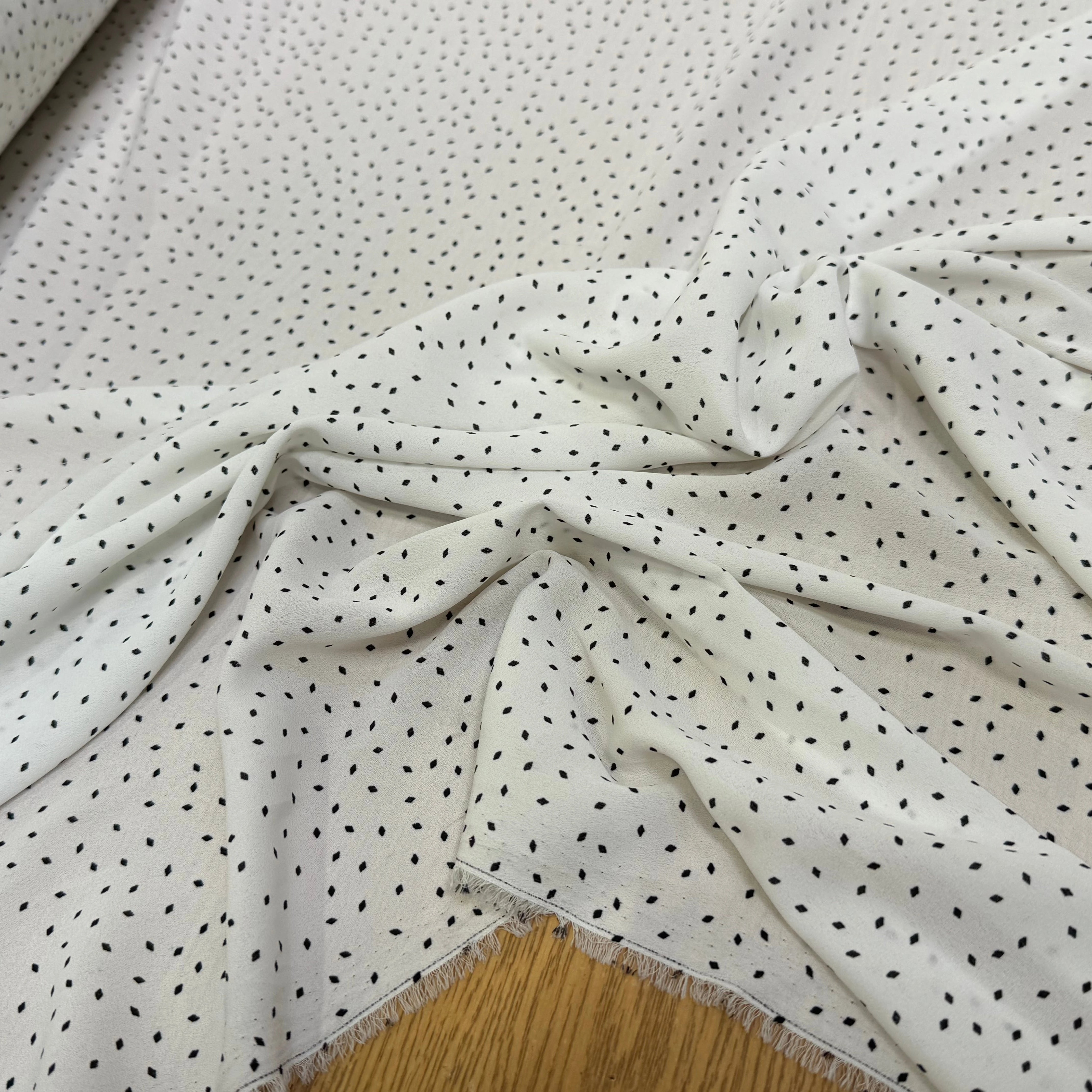CREPE FLUIDE FOND BLANC POIS MINI LOSANGES - My Little Coupon