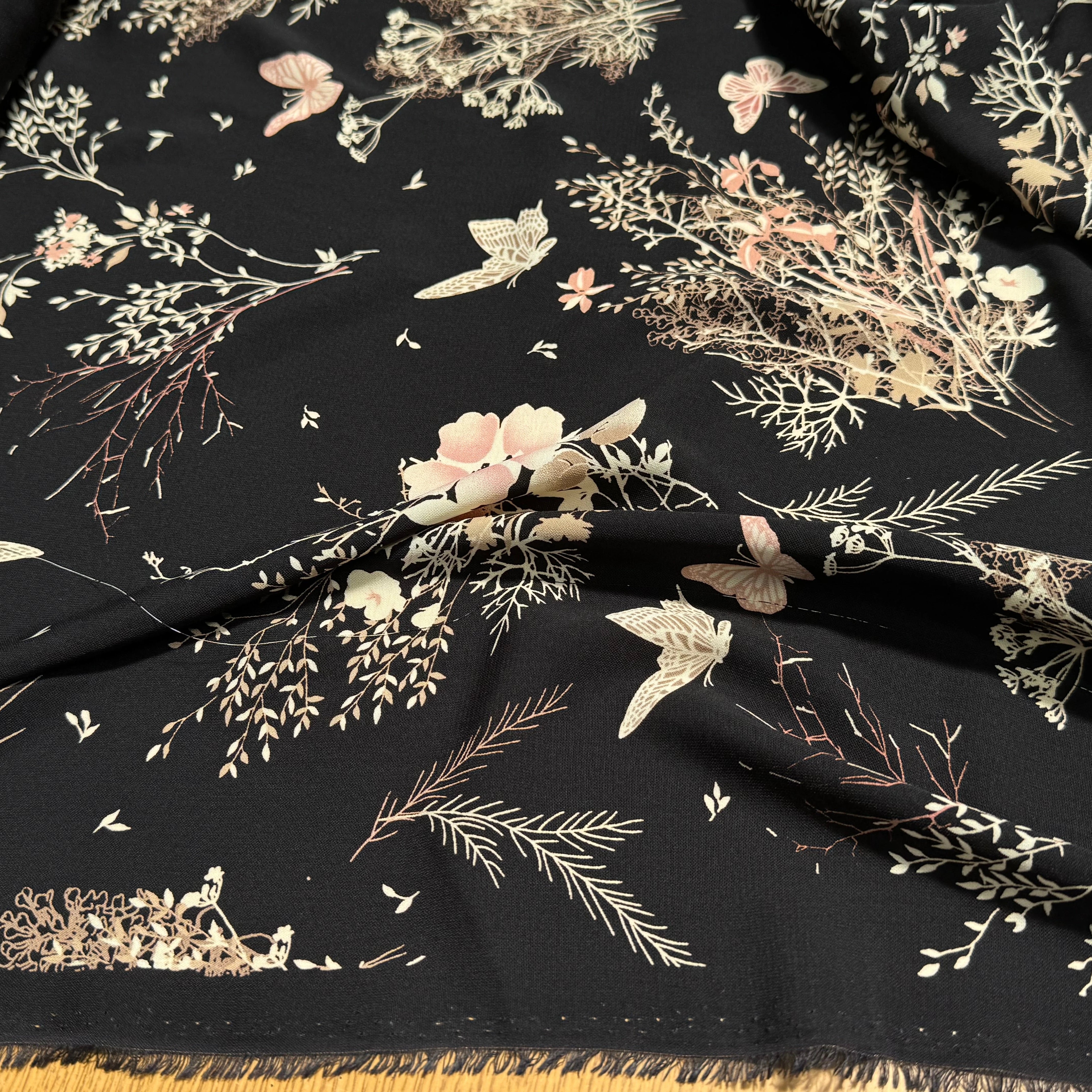 CREPE FLUIDE FOND NOIR MOTIFS FLORAUX PAPILLONS - My Little Coupon