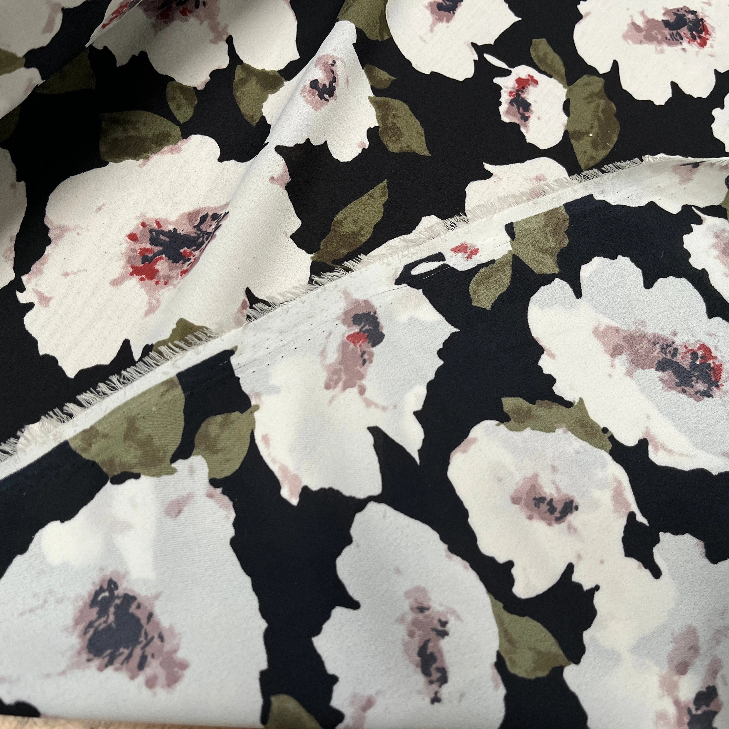 CREPE FLUIDE IMPRIMÉ GROSSES FLEURES SUR FOND NOIR - My Little Coupon