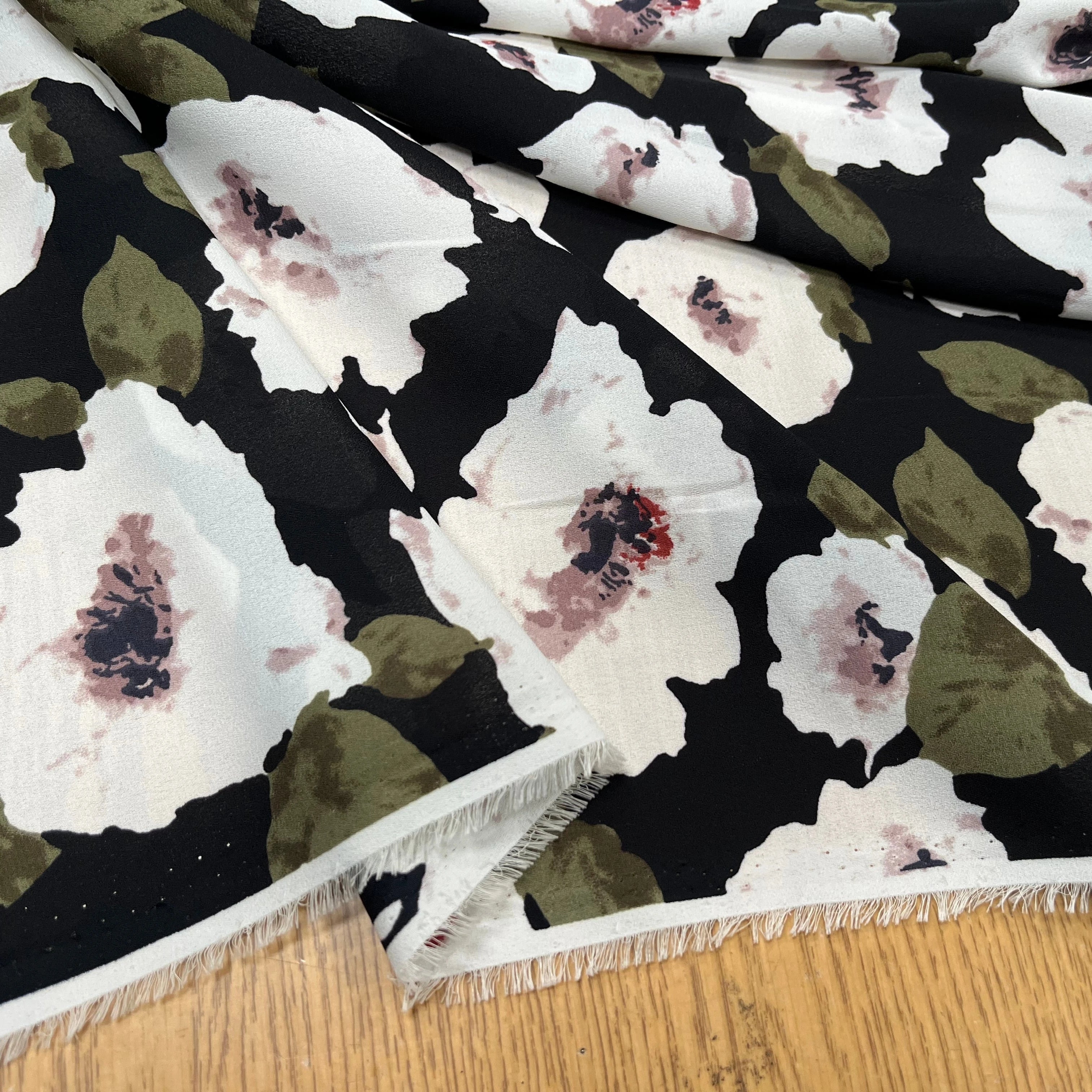 CREPE FLUIDE IMPRIMÉ GROSSES FLEURES SUR FOND NOIR - My Little Coupon