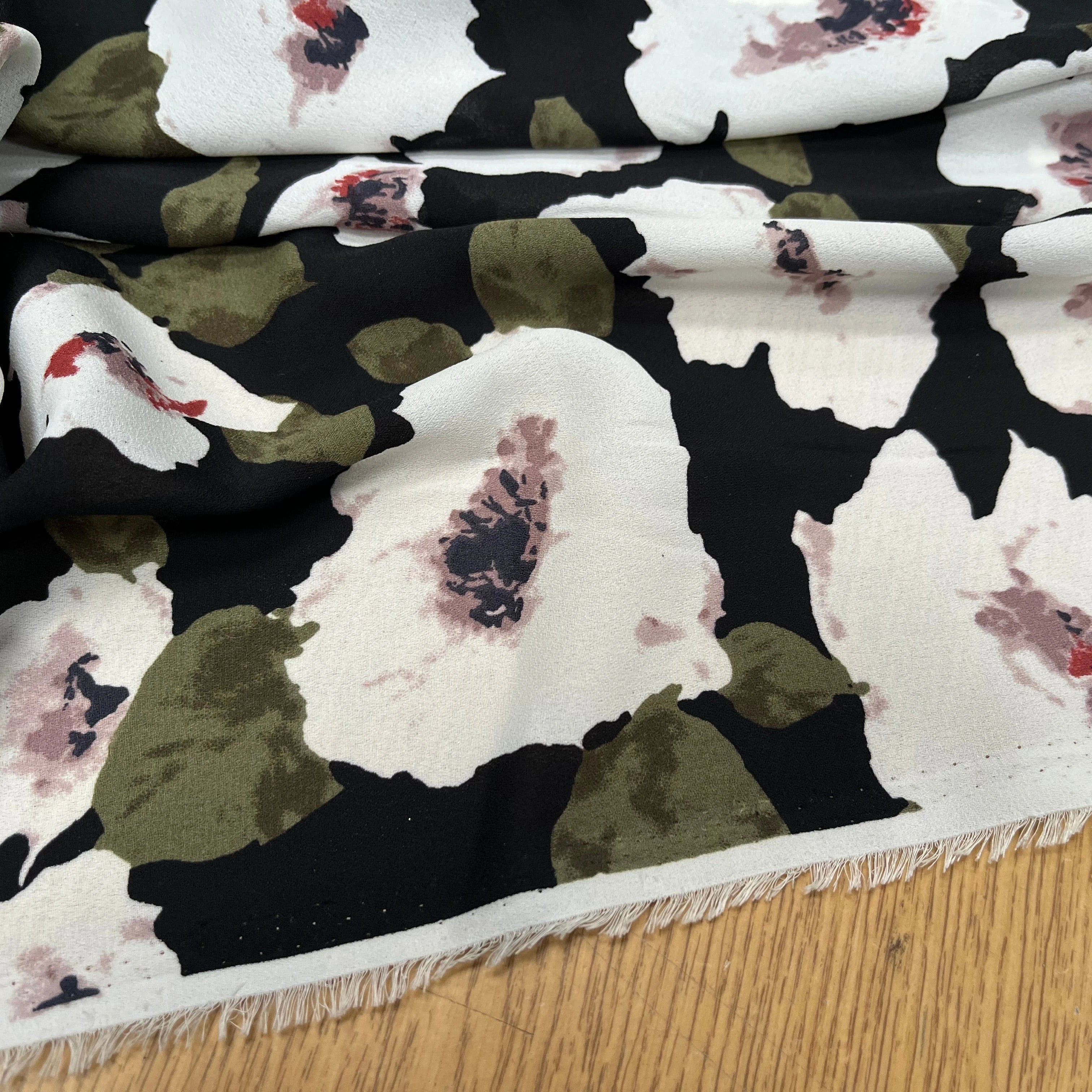 CREPE FLUIDE IMPRIMÉ GROSSES FLEURES SUR FOND NOIR - My Little Coupon