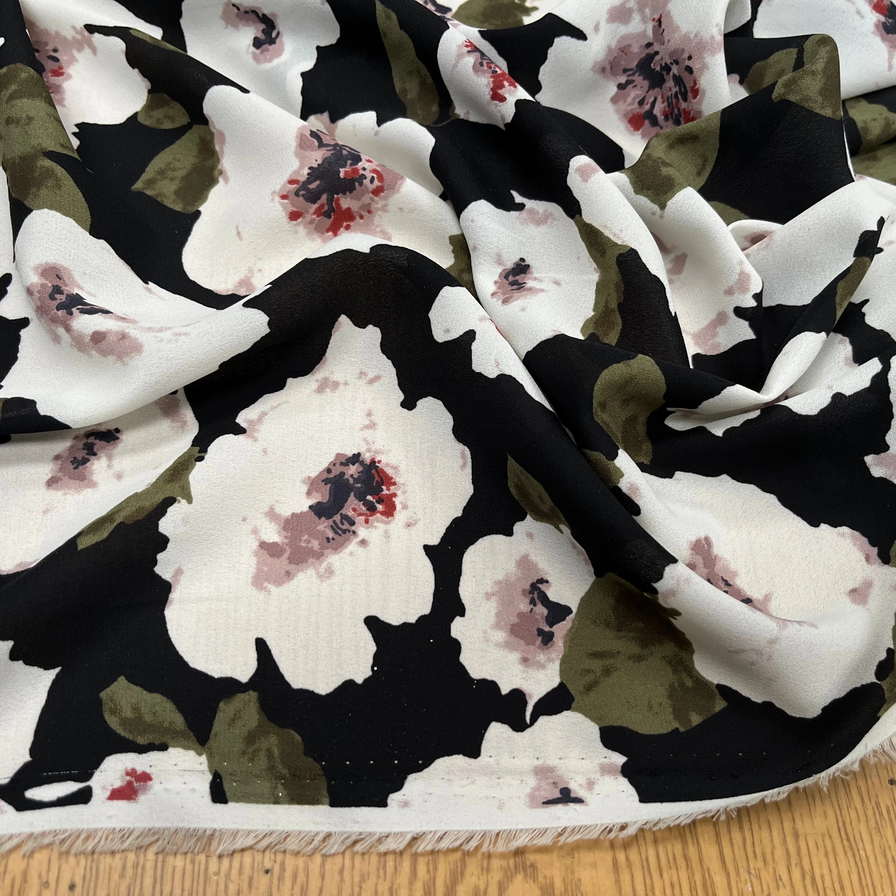 CREPE FLUIDE IMPRIMÉ GROSSES FLEURES SUR FOND NOIR - My Little Coupon