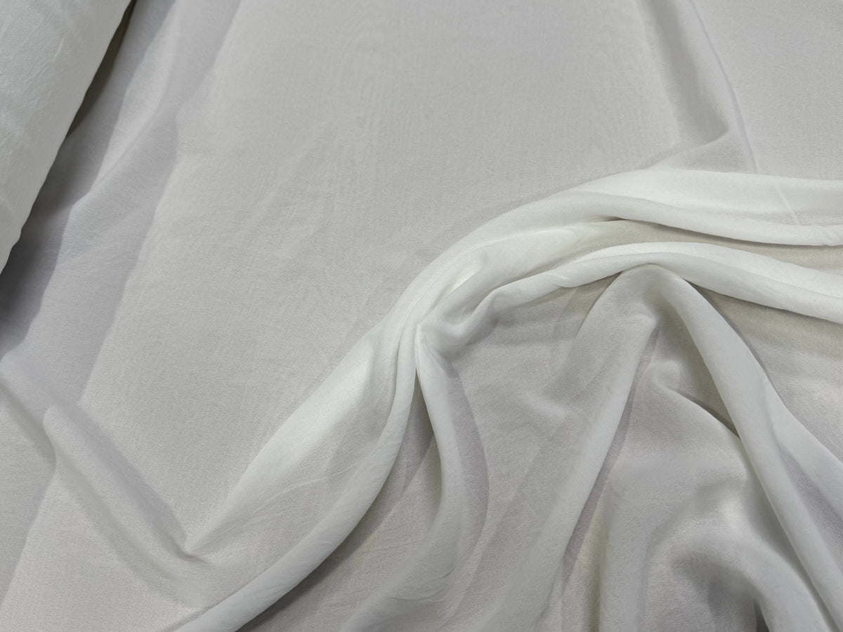 Tissu crêpe fluide texturé blanc cassé - texture en gros plan