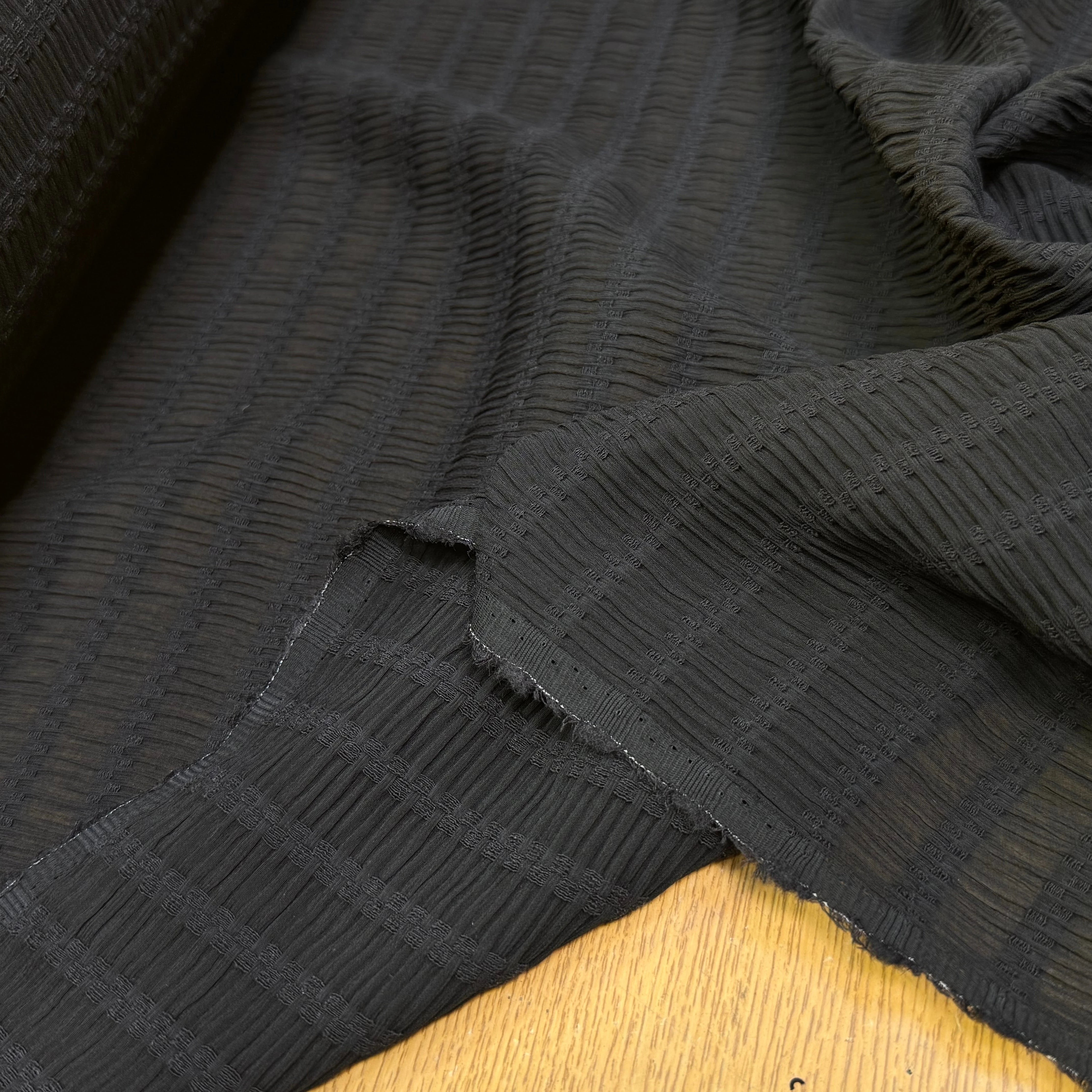 CREPE GAUFFRÉ VISCOSE SOIE ET LAINE GROSSES RAYURES TISSÉES FLUIDE NOIR - My Little Coupon