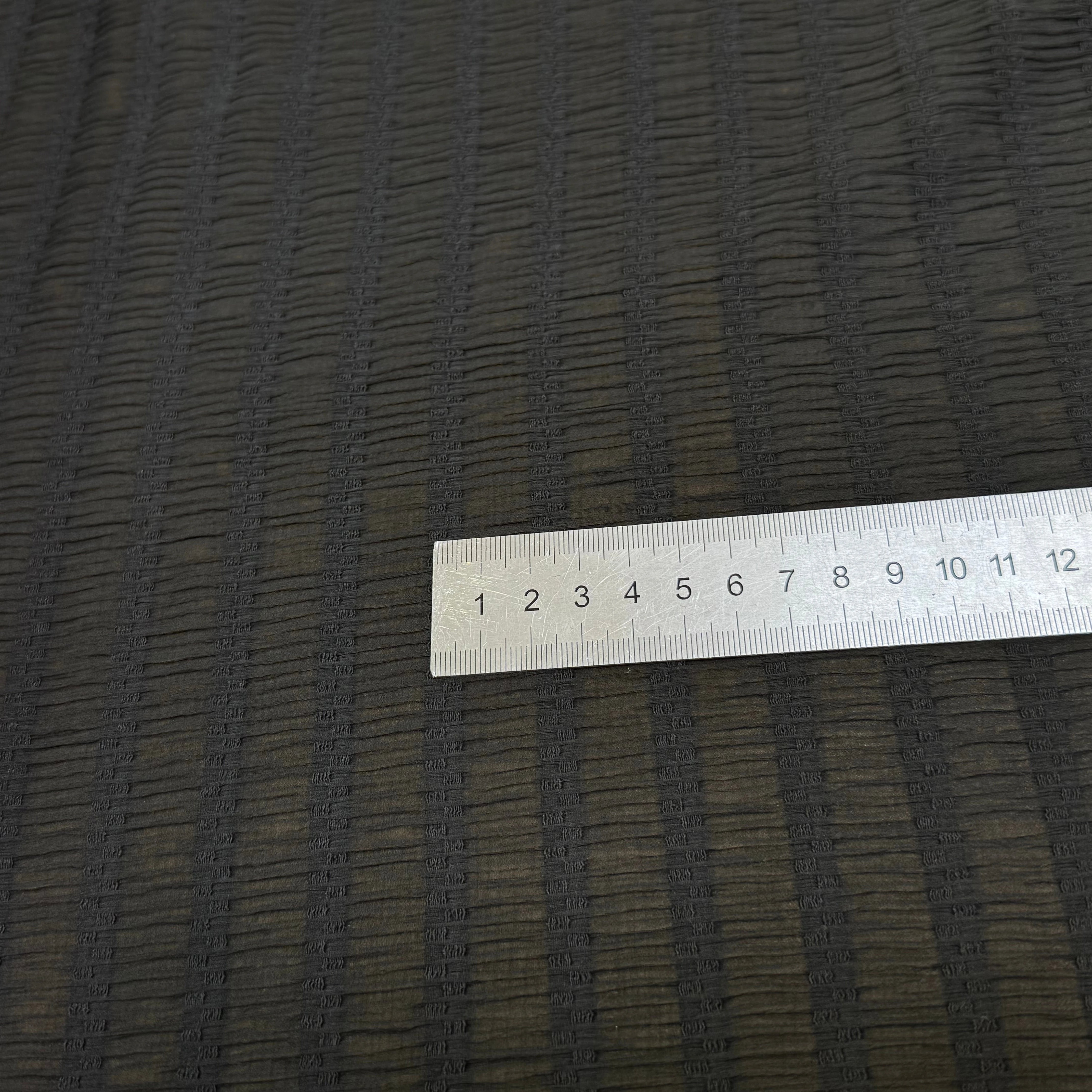 CREPE GAUFFRÉ VISCOSE SOIE ET LAINE GROSSES RAYURES TISSÉES FLUIDE NOIR - My Little Coupon