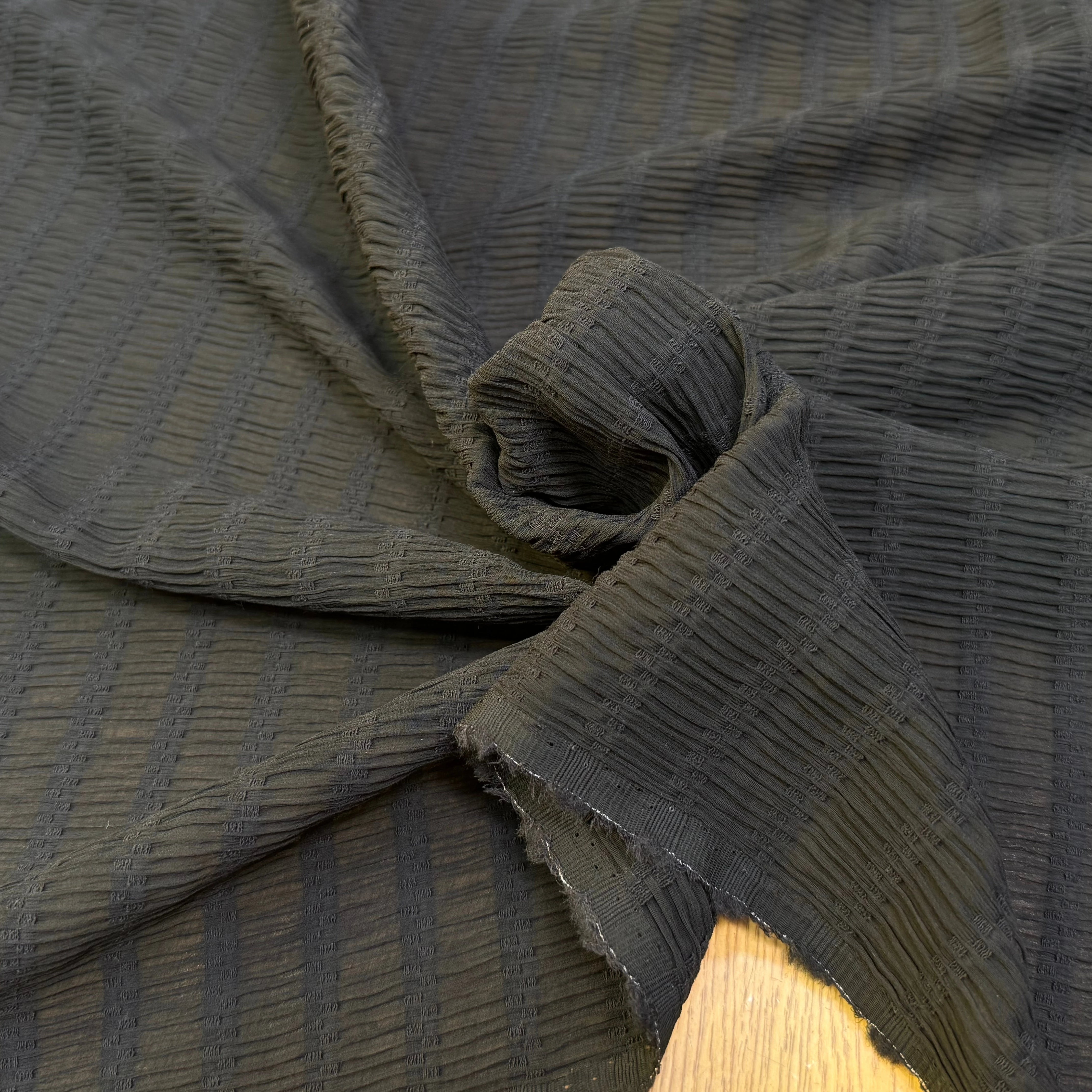 CREPE GAUFFRÉ VISCOSE SOIE ET LAINE GROSSES RAYURES TISSÉES FLUIDE NOIR - My Little Coupon