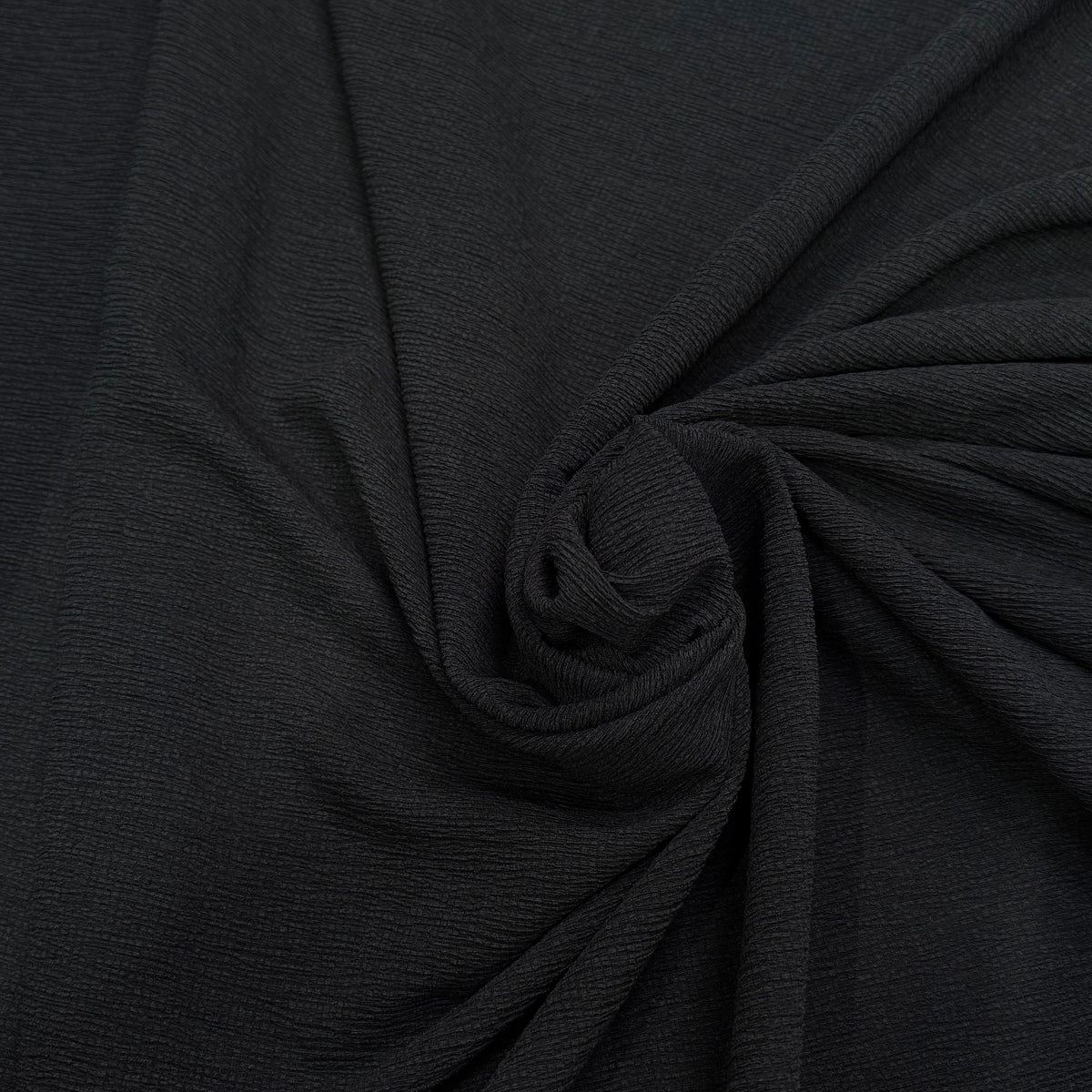 Tissu crêpe gaufré noir légèrement stretch au tombé plombant, effet double gaze