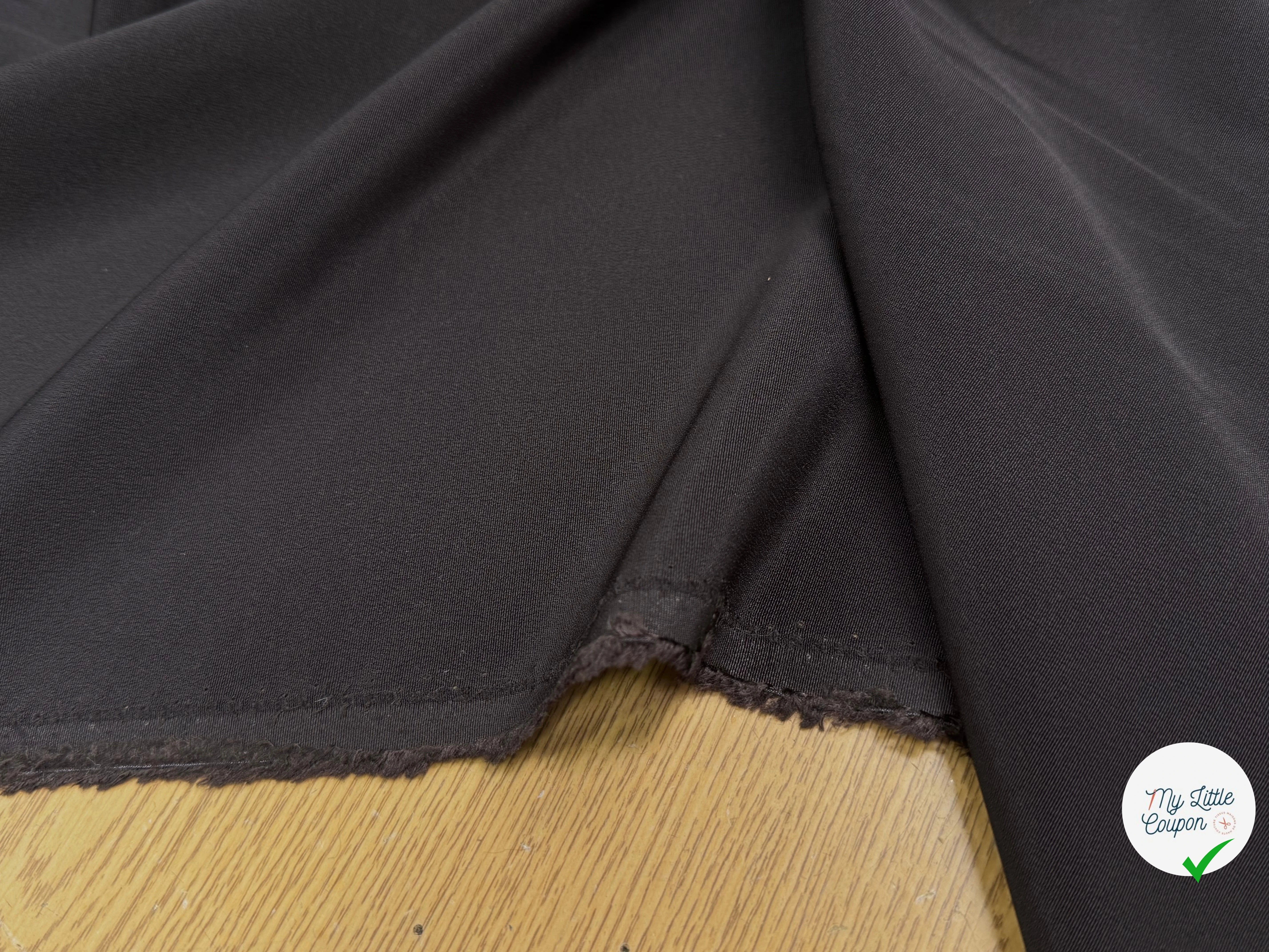 CREPE LÉGÈREMENT SATINÉ ACÉTATE VISCOSE MARRON FONCÉ - My Little Coupon