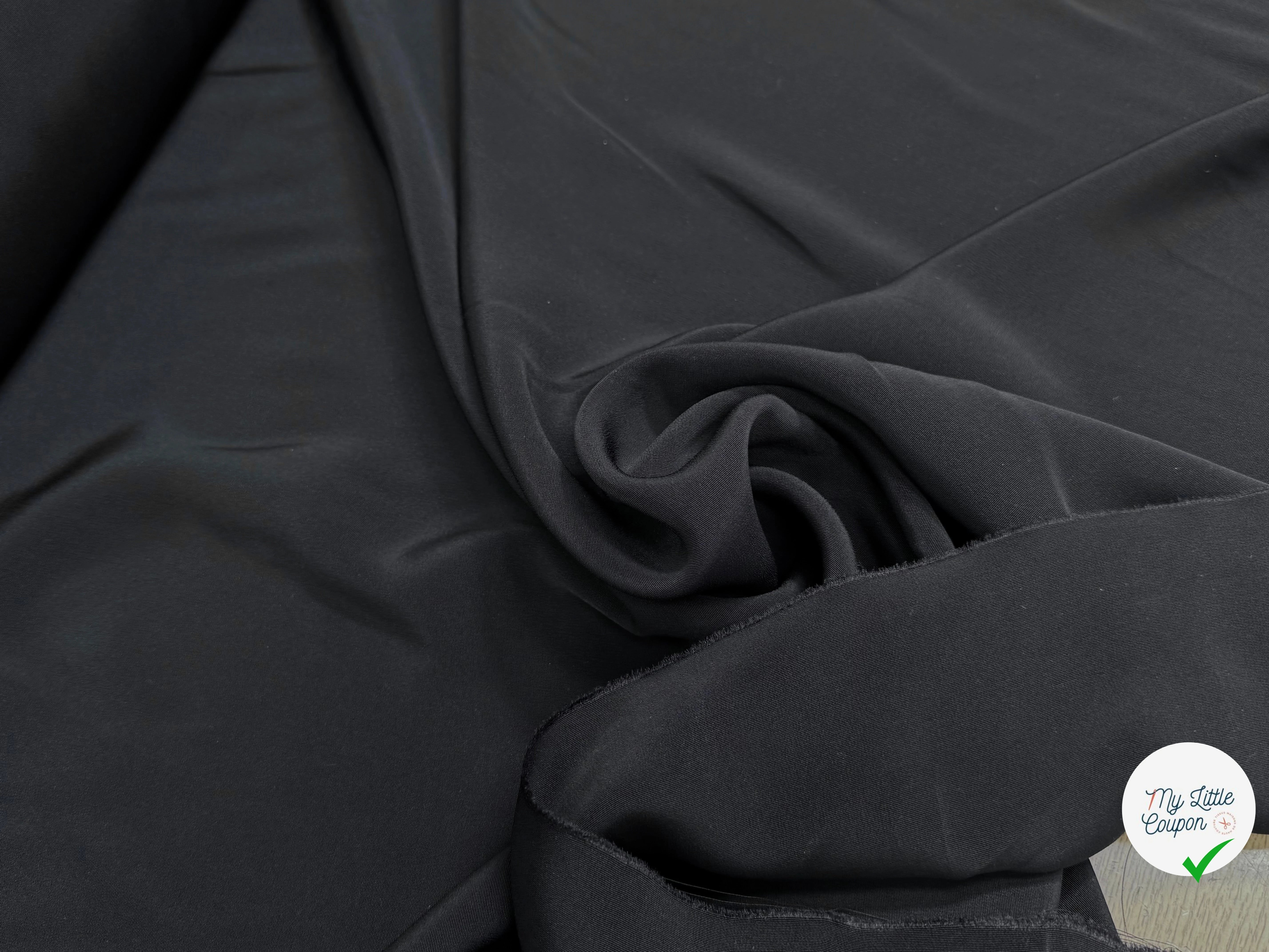 CREPE LÉGÈREMENT SATINÉ ACETATE VISCOSE NOIR BEAU TOMBÉ - My Little Coupon