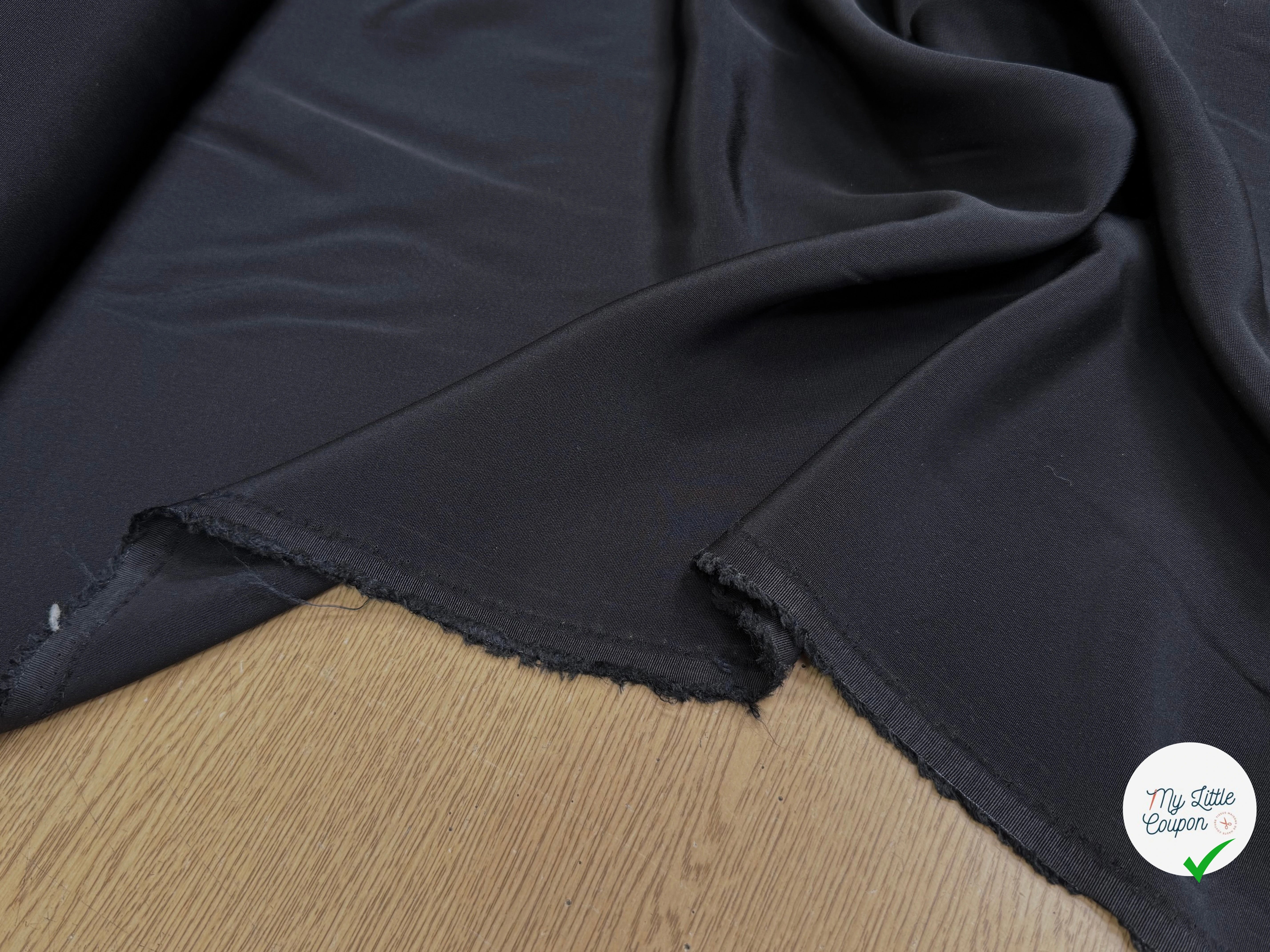 CREPE LÉGÈREMENT SATINÉ ACETATE VISCOSE NOIR BEAU TOMBÉ - My Little Coupon