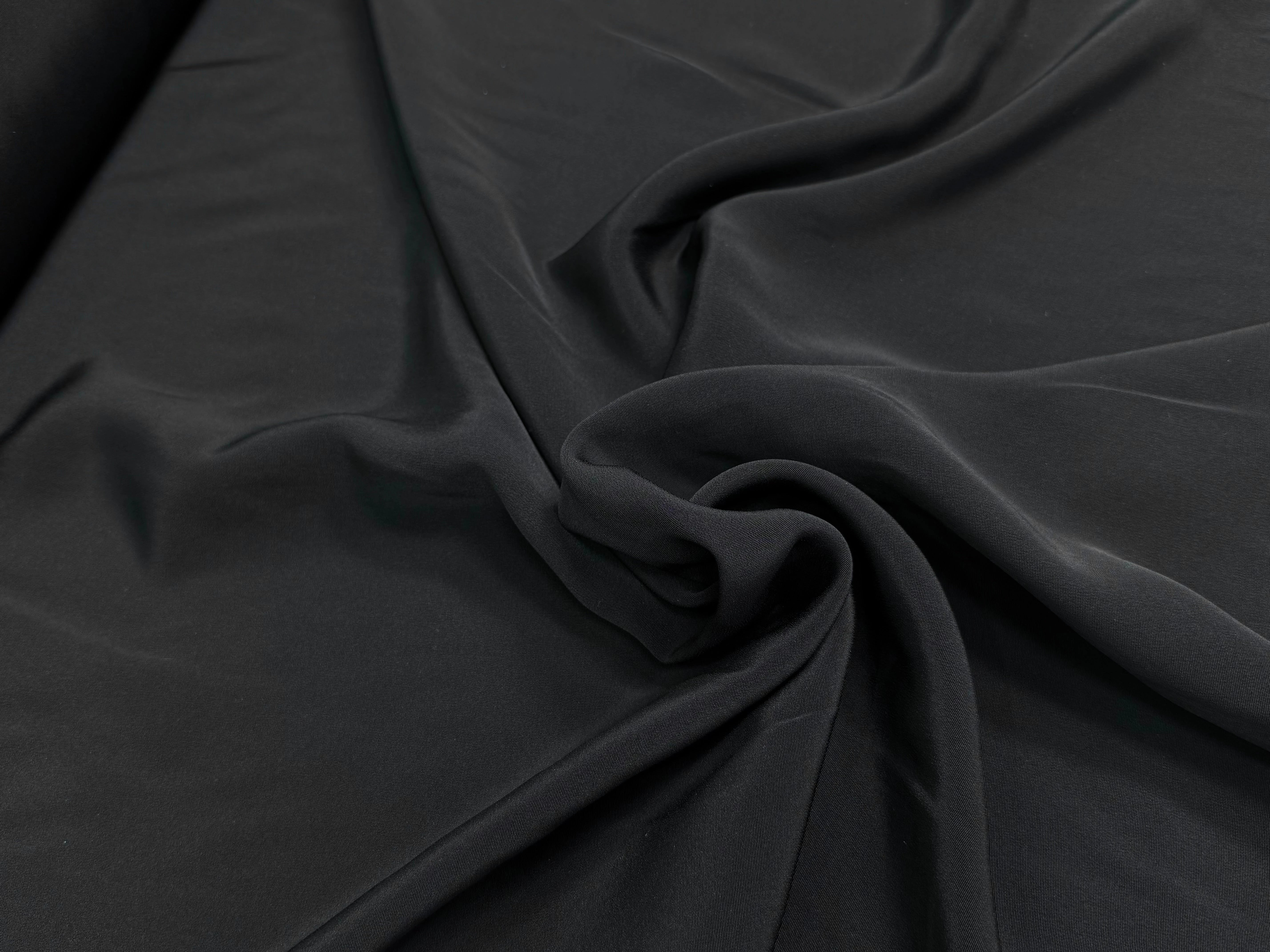 CREPE LÉGÈREMENT SATINÉ ACETATE VISCOSE NOIR BEAU TOMBÉ - My Little Coupon