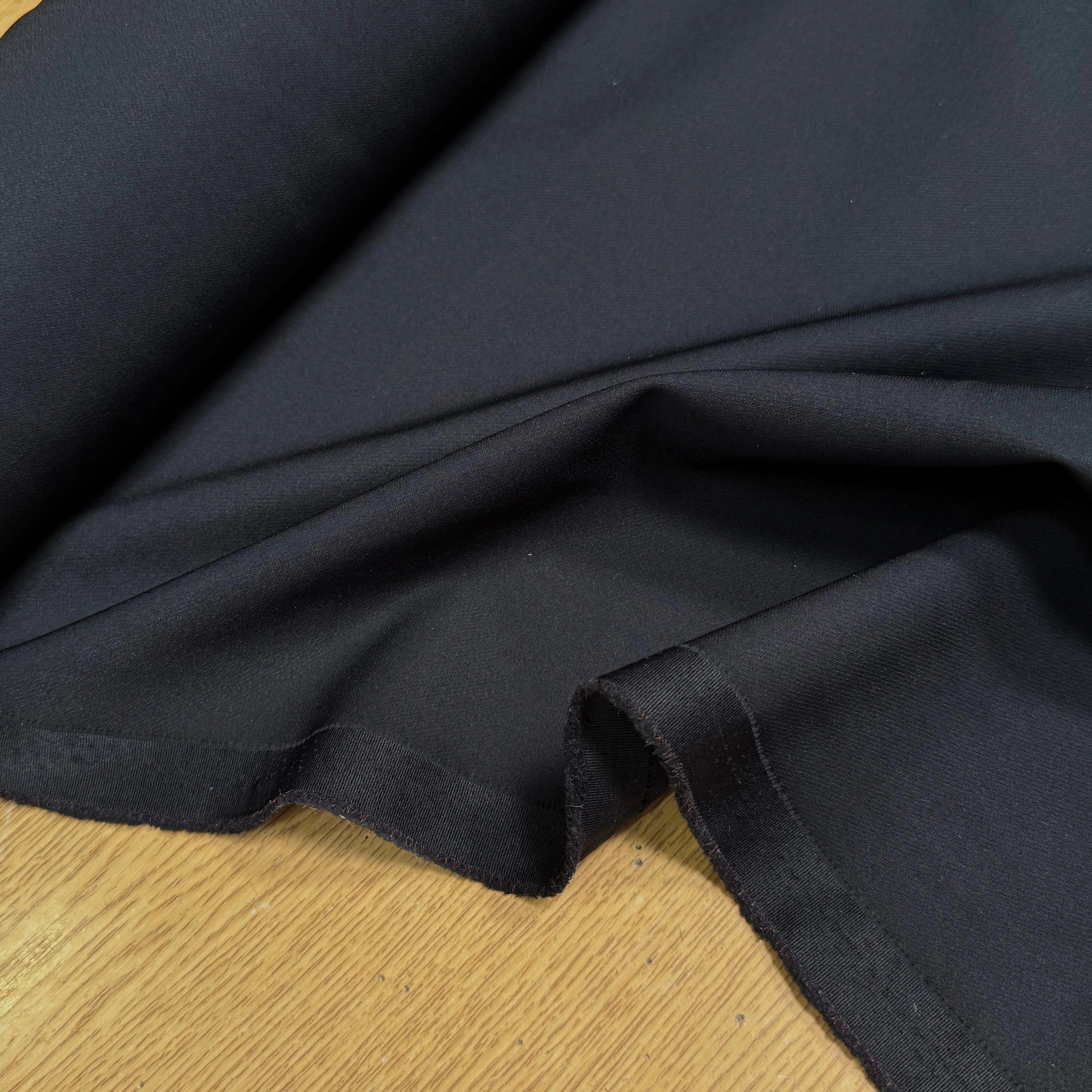 CREPE LÉGÈREMENT SATINÉ ASPECT PEACHSKIN ULTRA STRETCH NOIR - My Little Coupon