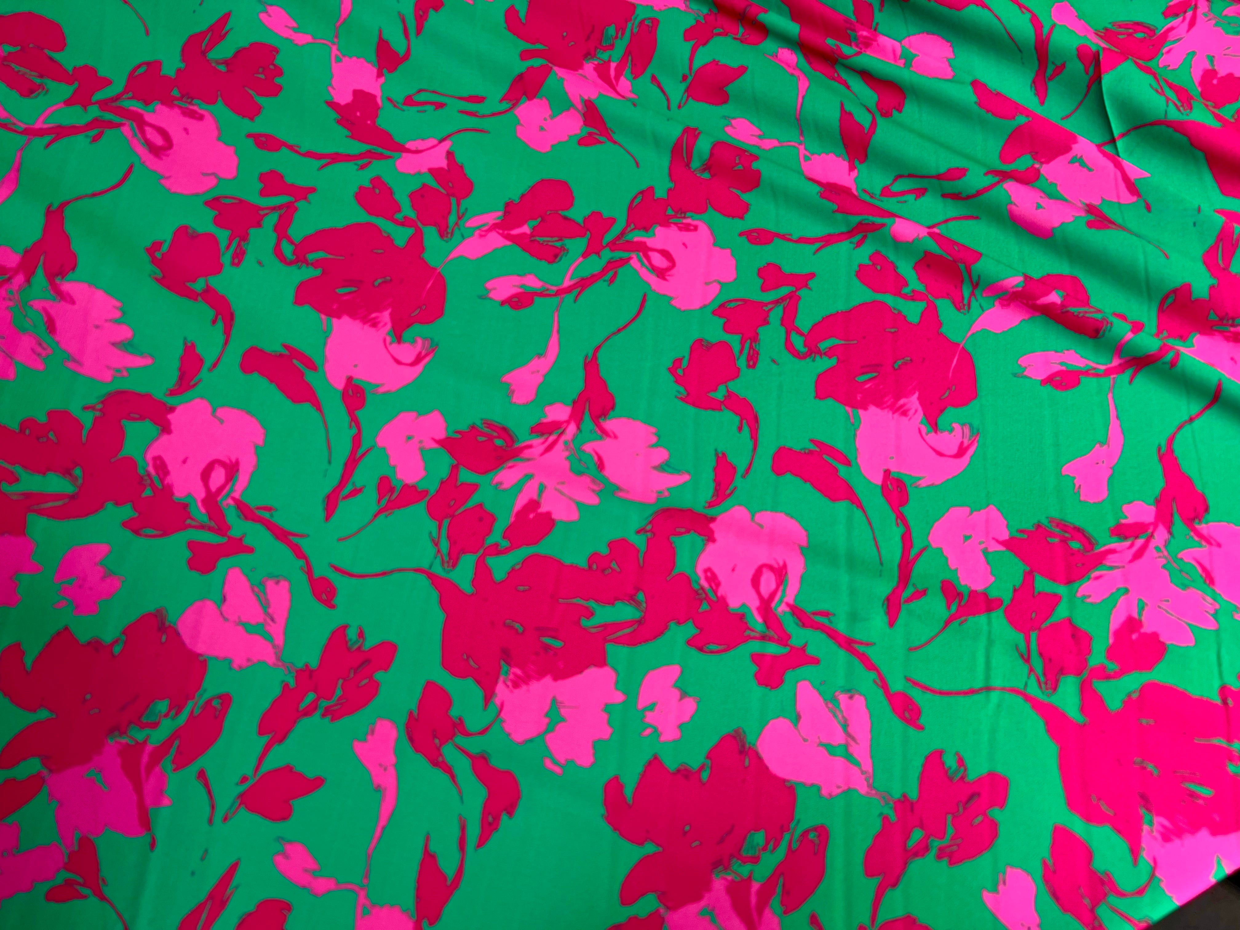 CRÊPE LÉGÈREMENT SATINÉ FLEURS ABSTRAITES FOND VERT - My Little Coupon