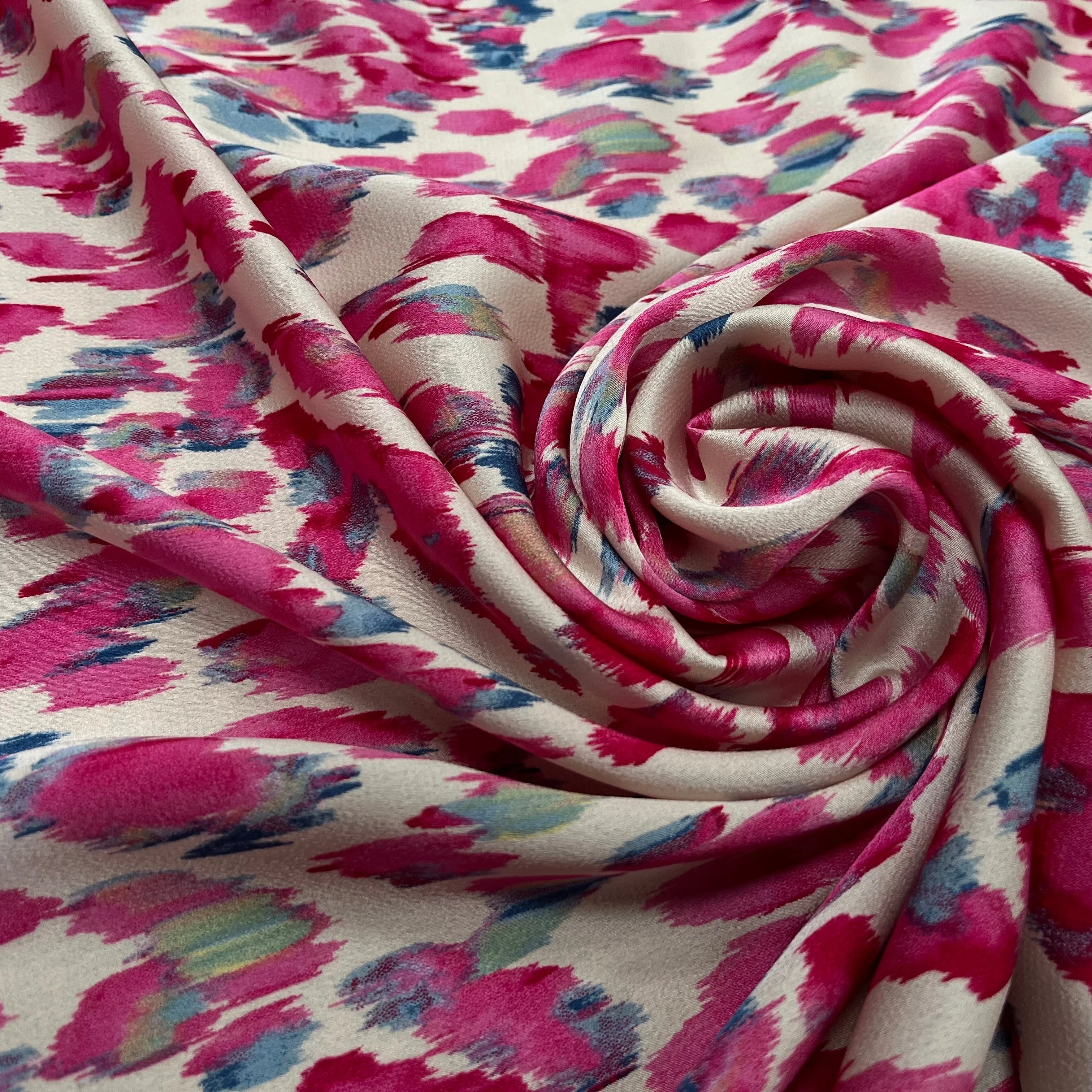 CREPE LÉGÈREMENT SATINÉ FLUIDE IMPRIMÉ ÉFFET NUAGE MULTICOLORES FOND ÉCRU - My Little Coupon