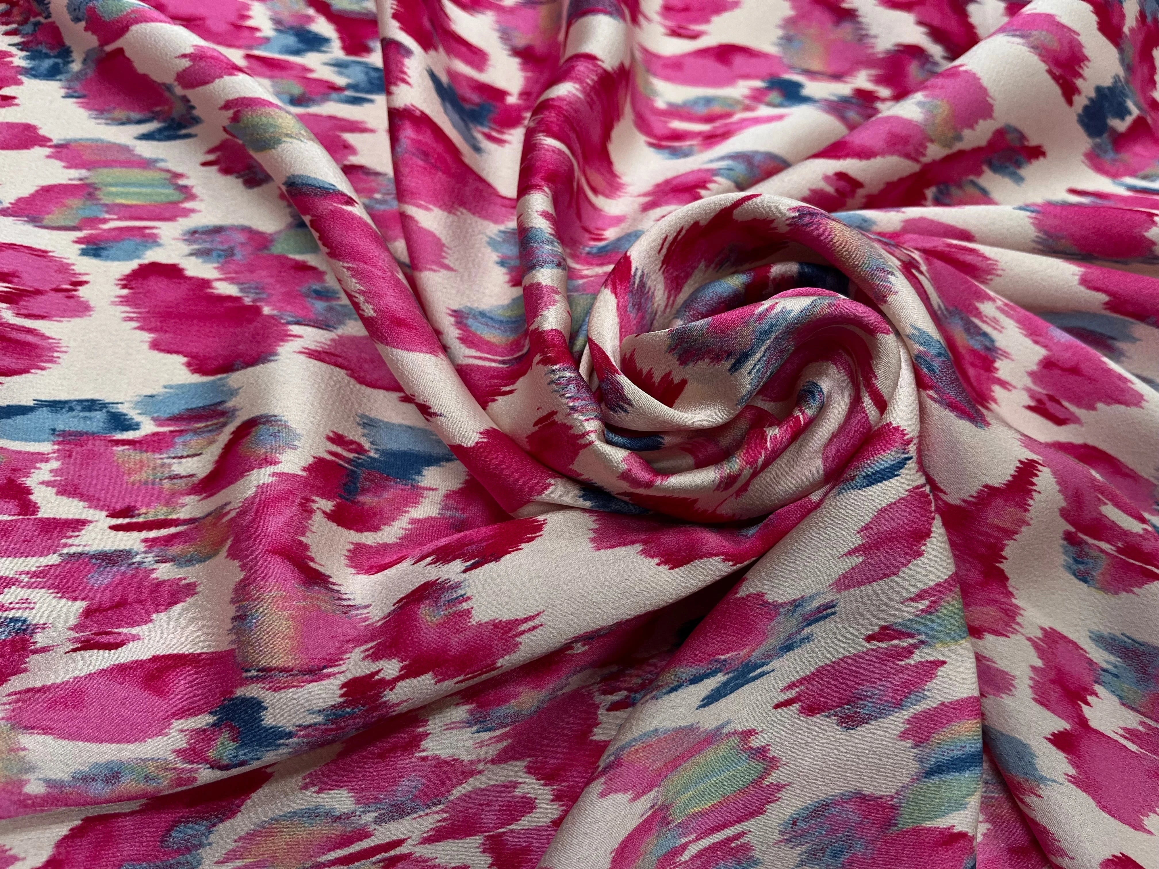 CREPE LÉGÈREMENT SATINÉ FLUIDE IMPRIMÉ ÉFFET NUAGE MULTICOLORES FOND ÉCRU - My Little Coupon