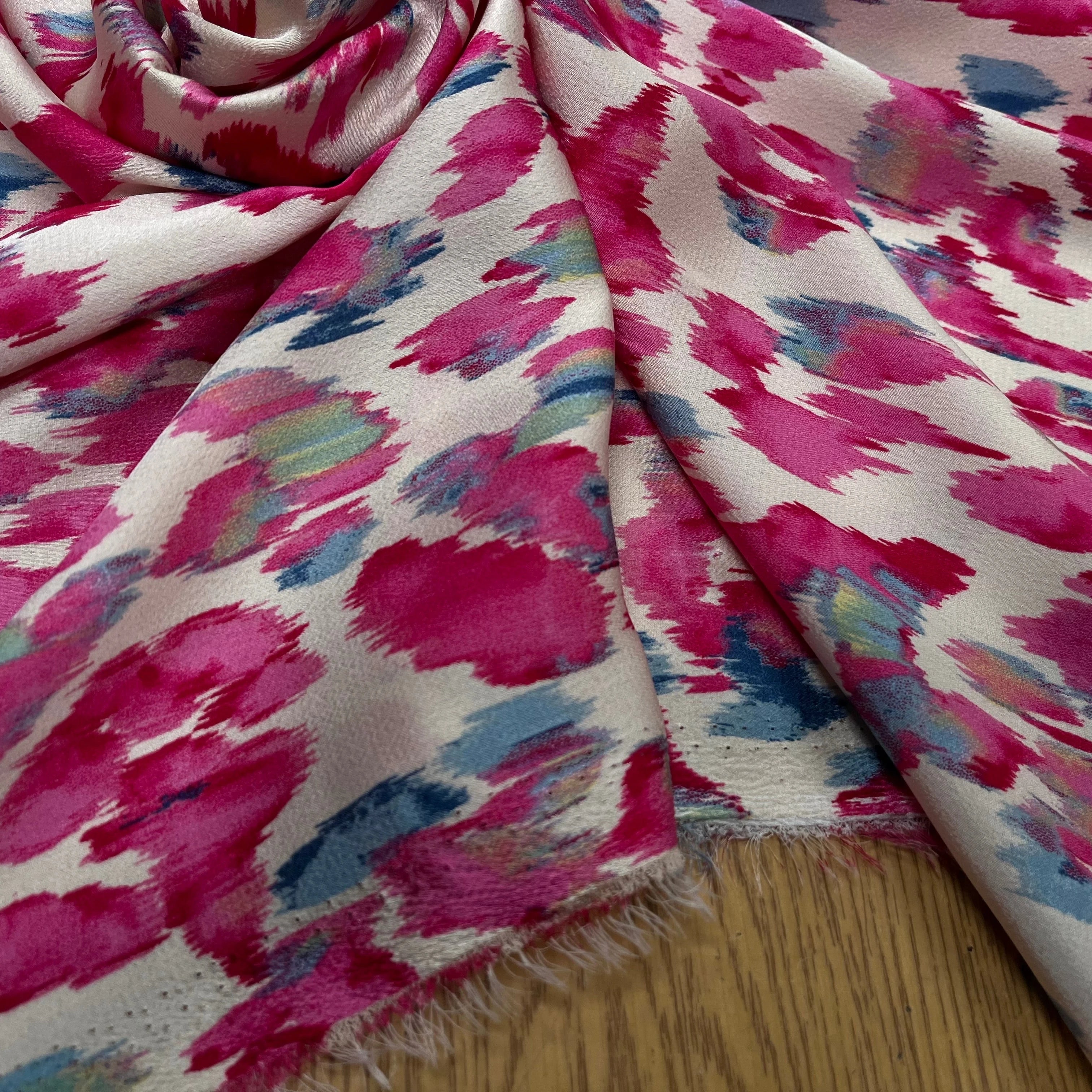 CREPE LÉGÈREMENT SATINÉ FLUIDE IMPRIMÉ ÉFFET NUAGE MULTICOLORES FOND ÉCRU - My Little Coupon