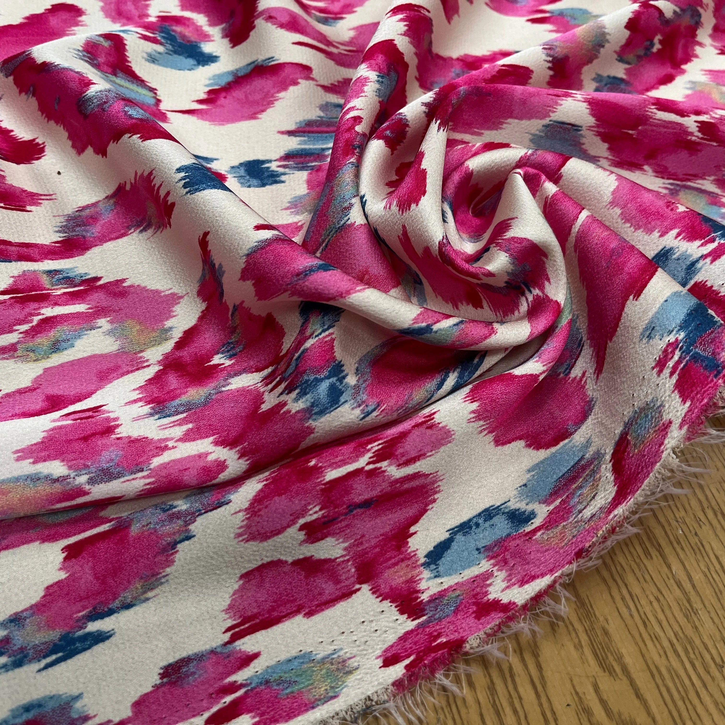 CREPE LÉGÈREMENT SATINÉ FLUIDE IMPRIMÉ ÉFFET NUAGE MULTICOLORES FOND ÉCRU - My Little Coupon