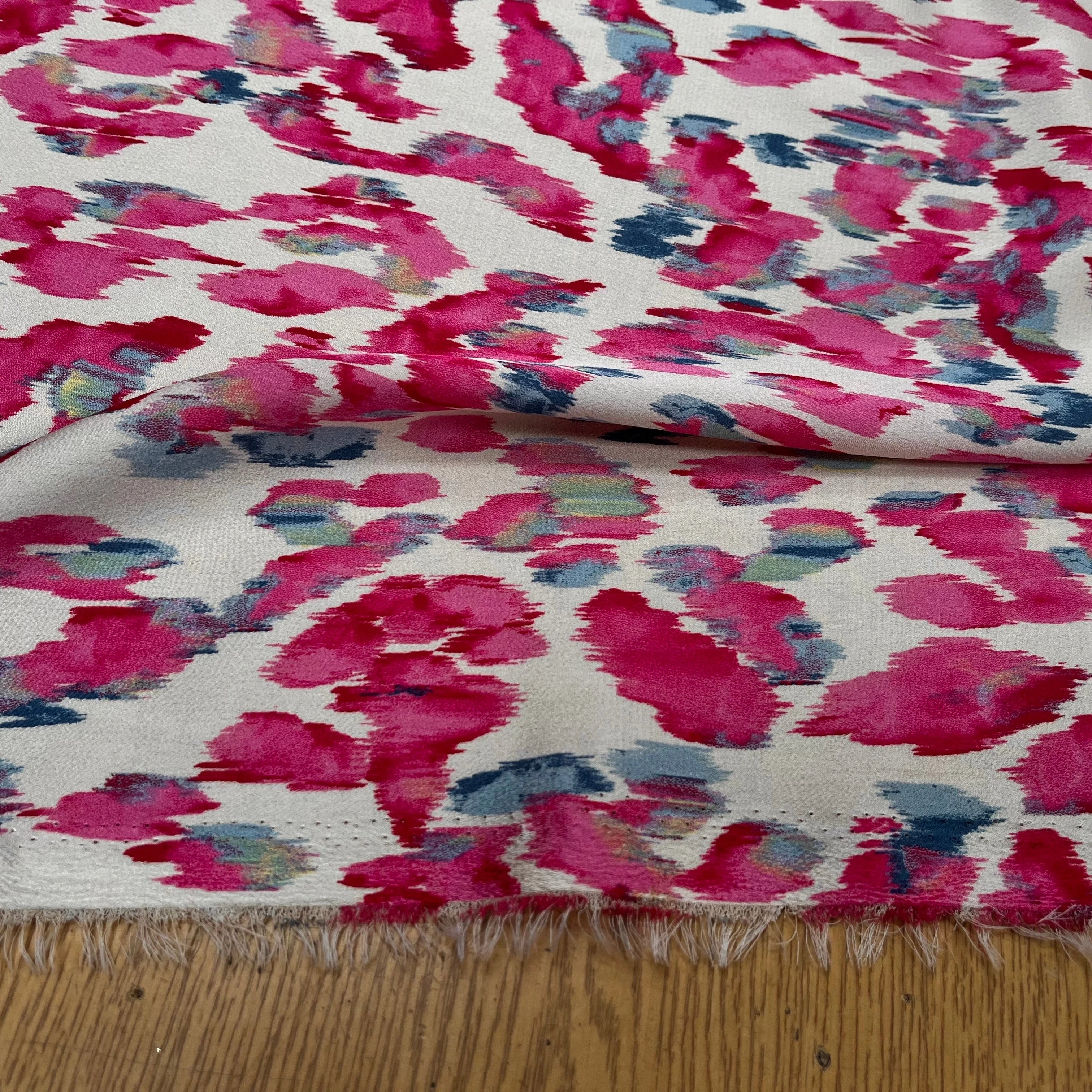 CREPE LÉGÈREMENT SATINÉ FLUIDE IMPRIMÉ ÉFFET NUAGE MULTICOLORES FOND ÉCRU - My Little Coupon