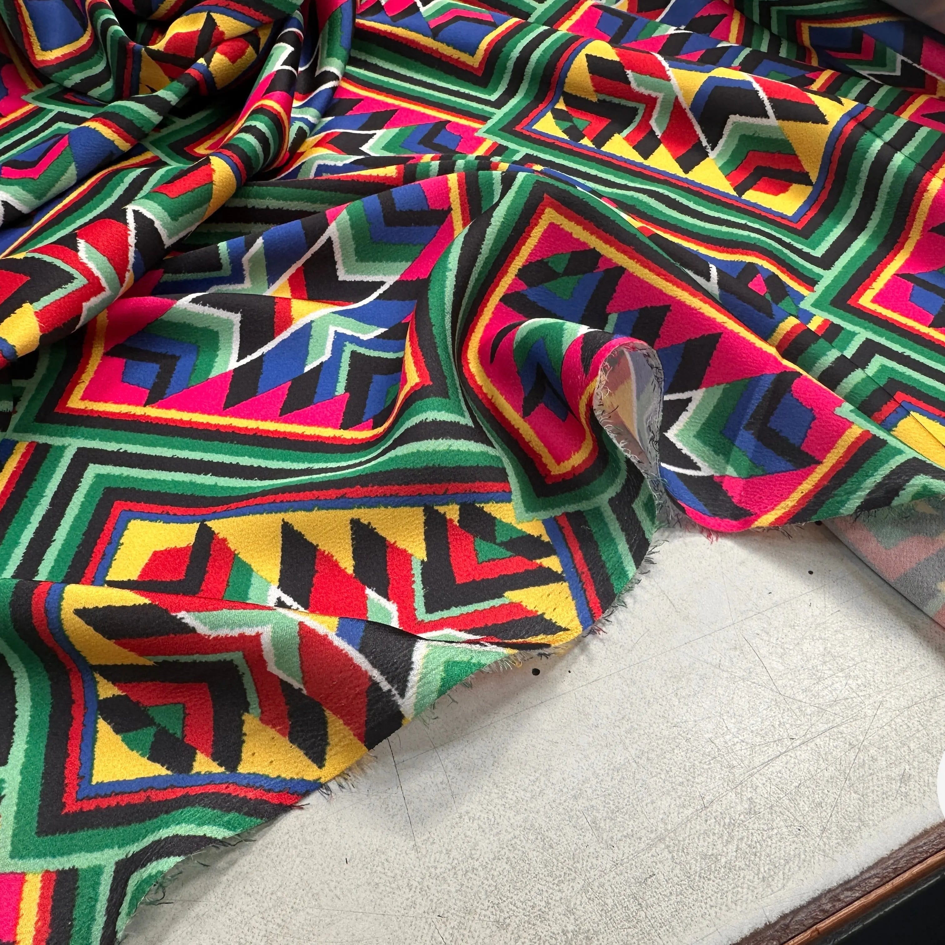 CRÊPE LÉGÈREMENT SATINÉ INCA - My Little Coupon