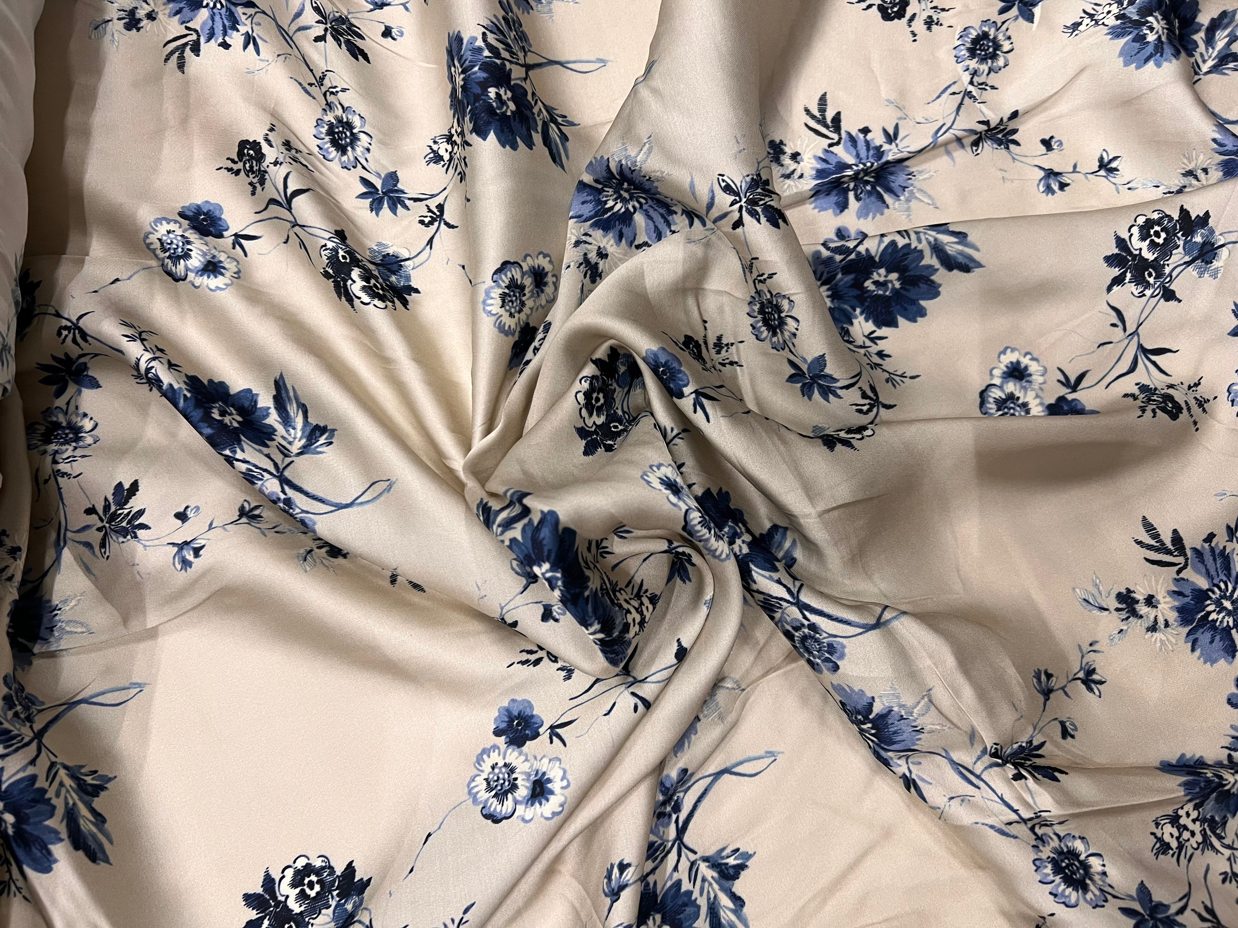 CRÊPE LÉGÈREMENT SATINÉ JOLIES FLEURS BLEUES SUR FOND BEIGE - My Little Coupon