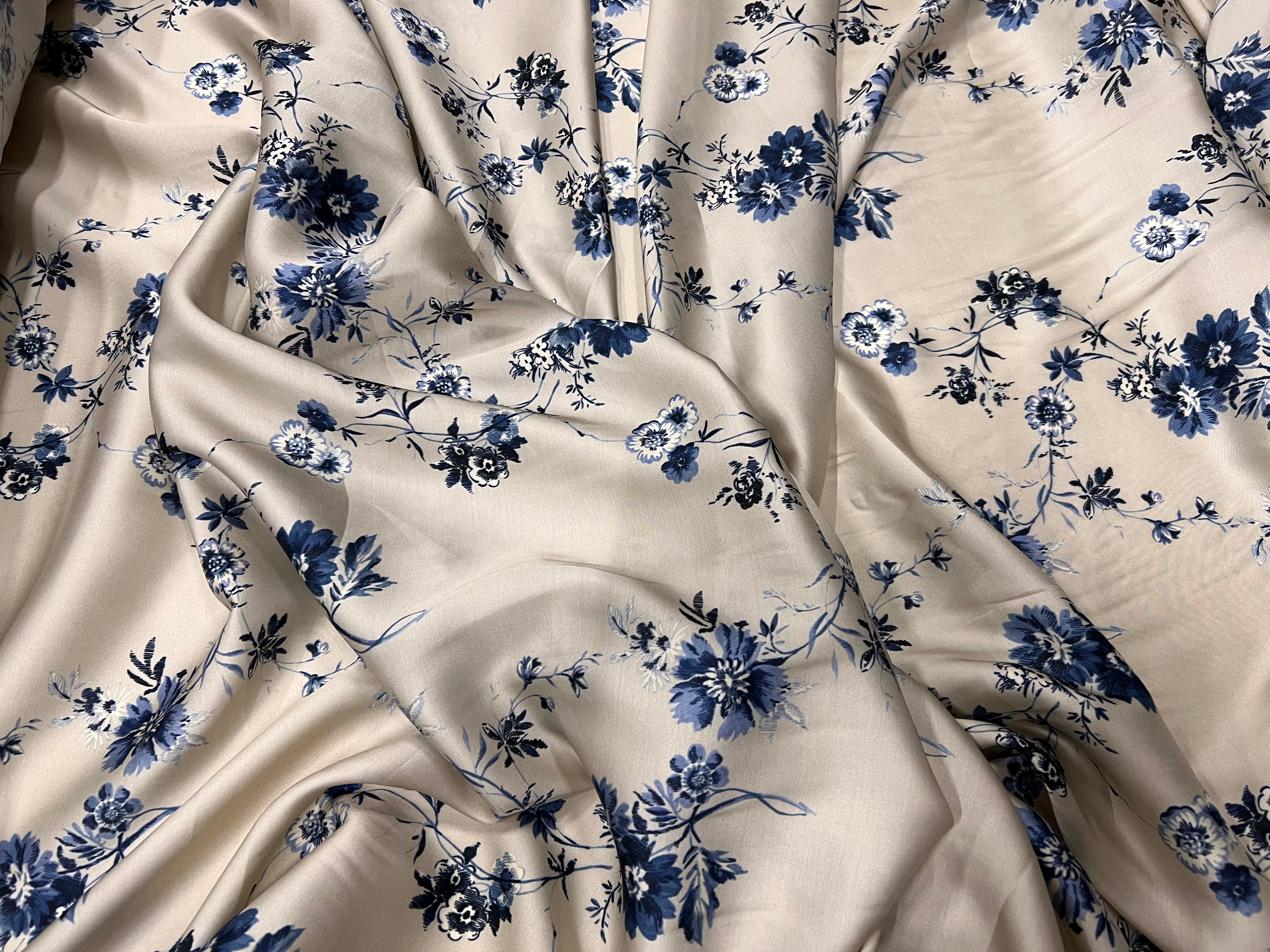 CRÊPE LÉGÈREMENT SATINÉ JOLIES FLEURS BLEUES SUR FOND BEIGE - My Little Coupon