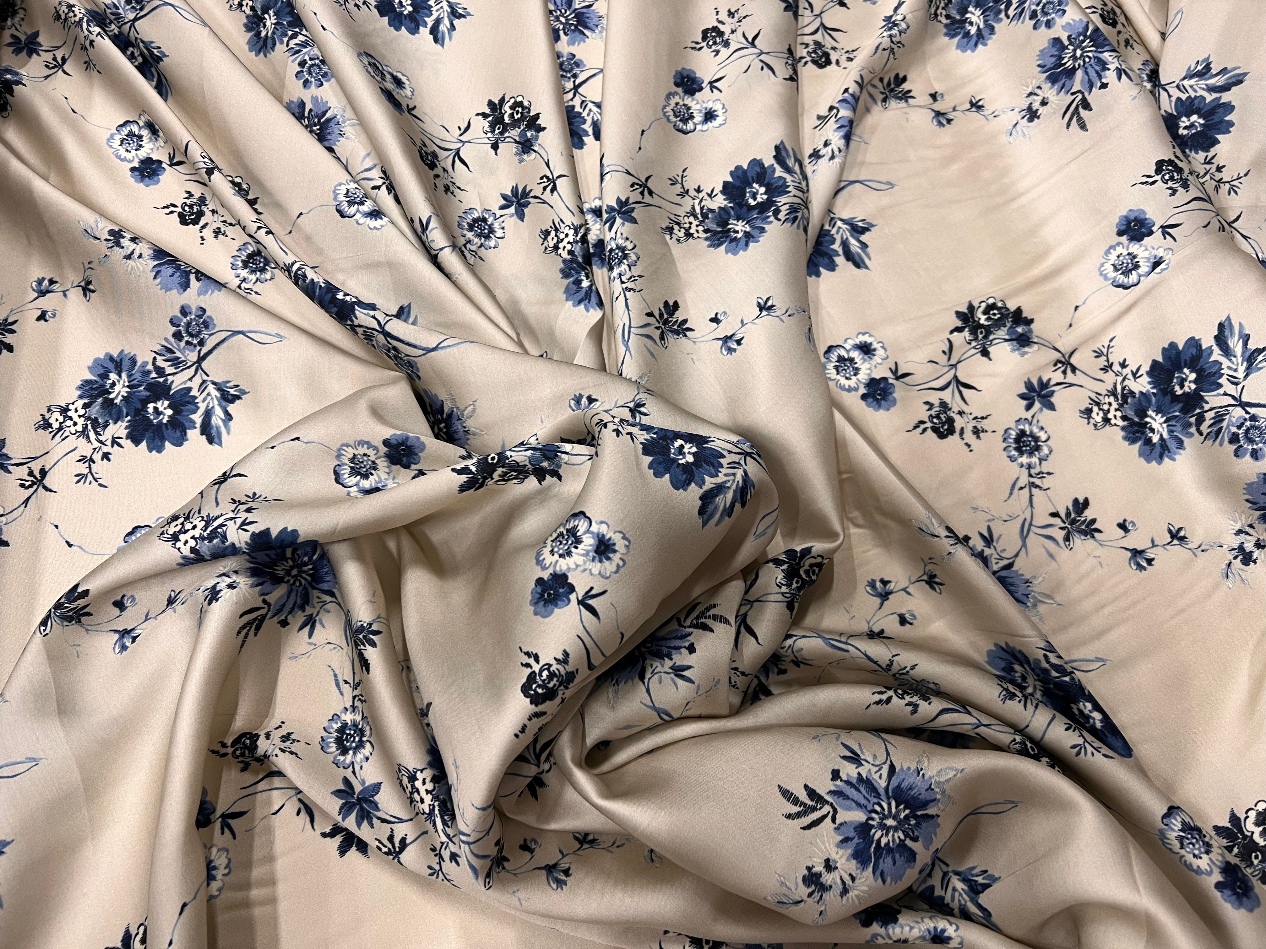 CRÊPE LÉGÈREMENT SATINÉ JOLIES FLEURS BLEUES SUR FOND BEIGE - My Little Coupon