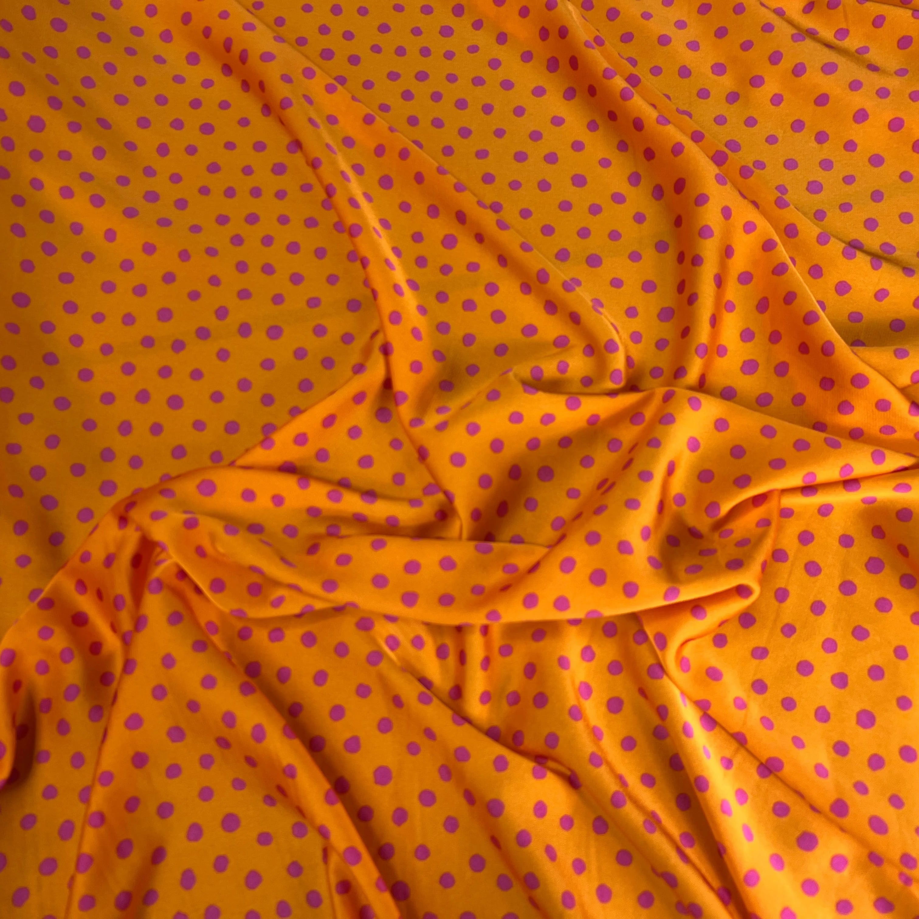 CRÊPE LÉGÈREMENT SATINÉ ORANGE À POIS ROSE VIOLET - My Little Coupon