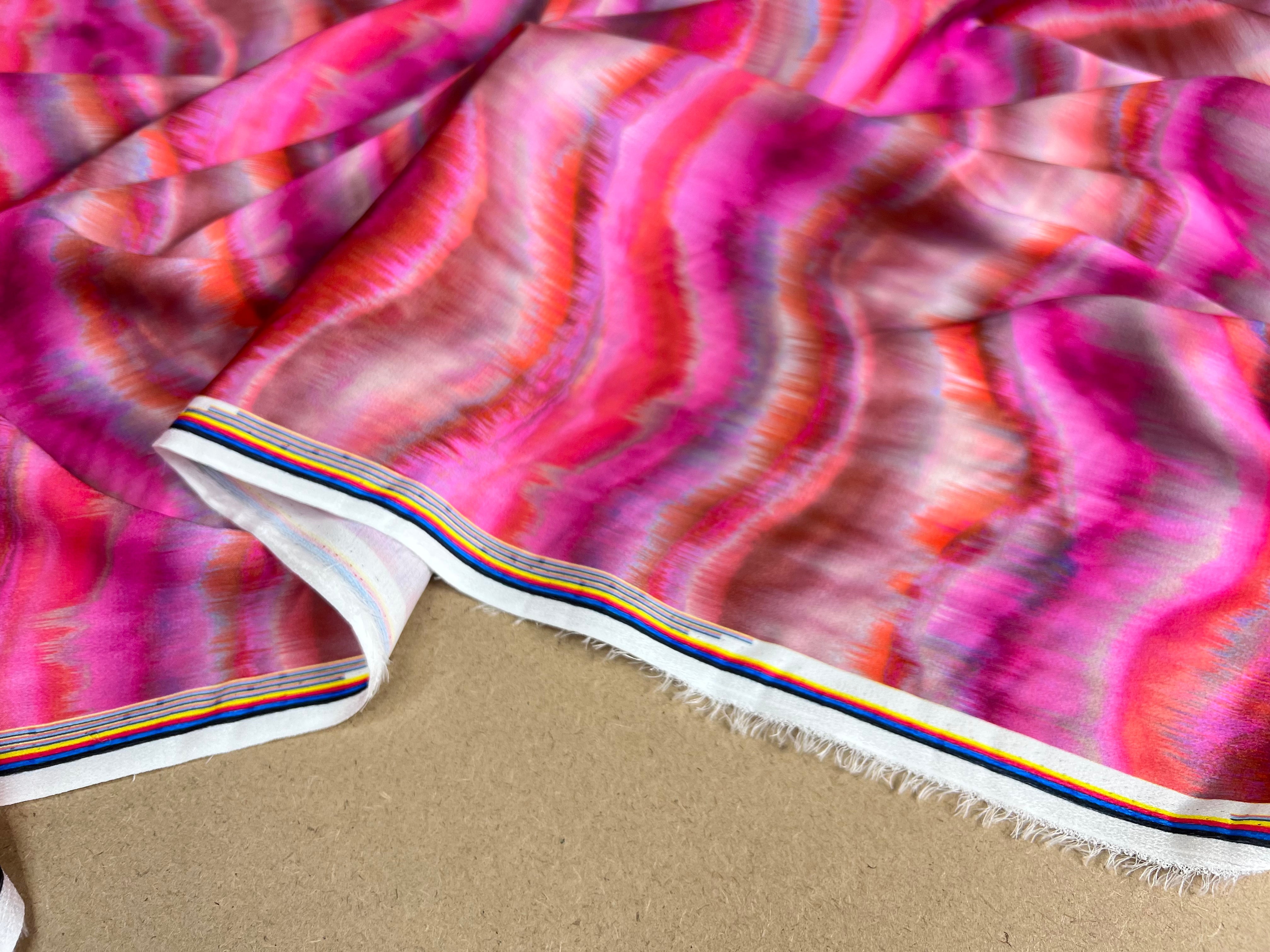 CRÊPE LÉGÈREMENT SATINÉ PINK WAVES - My Little Coupon