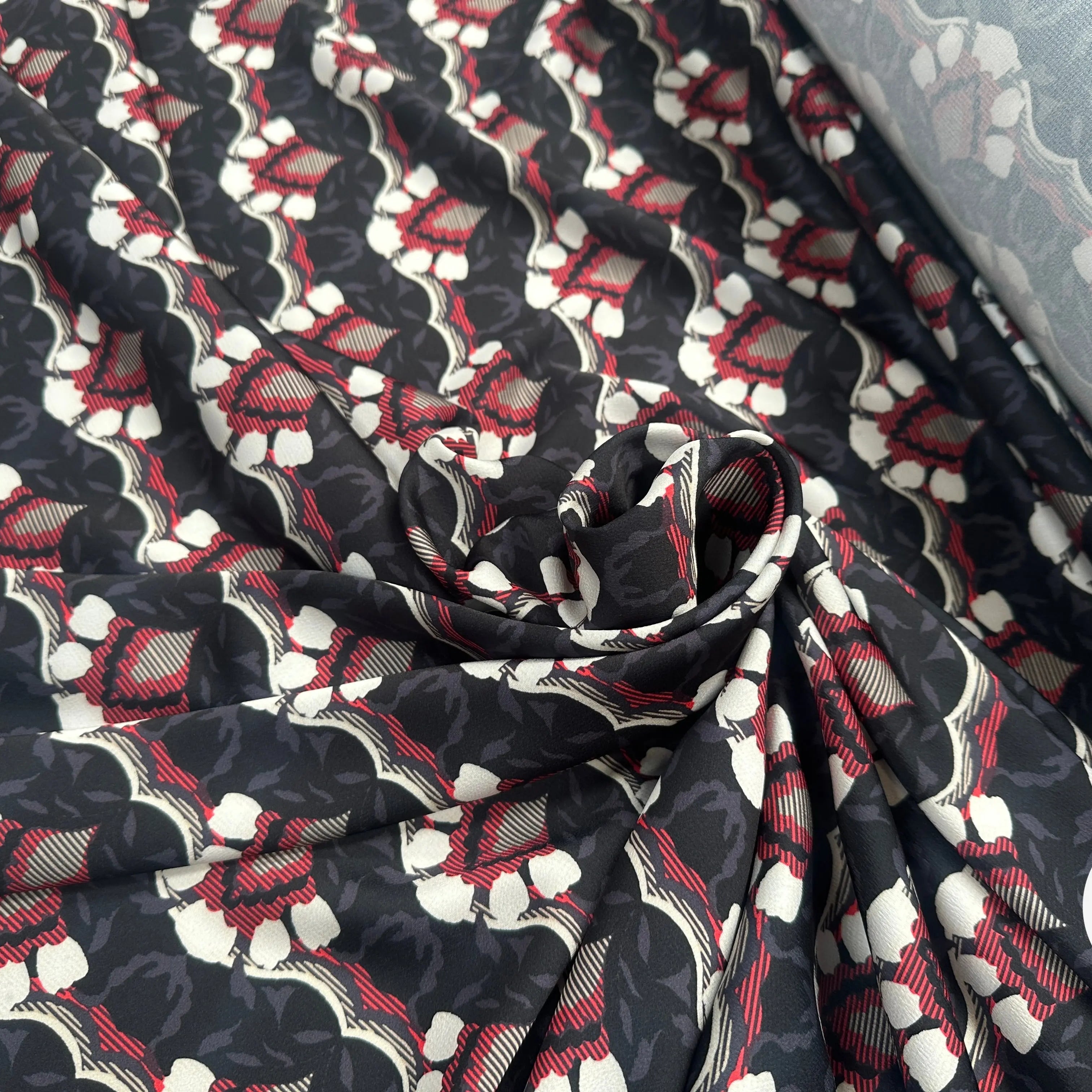 CRÊPE LÉGÈREMENT SATINÉ VAGUES BAROQUE - My Little Coupon