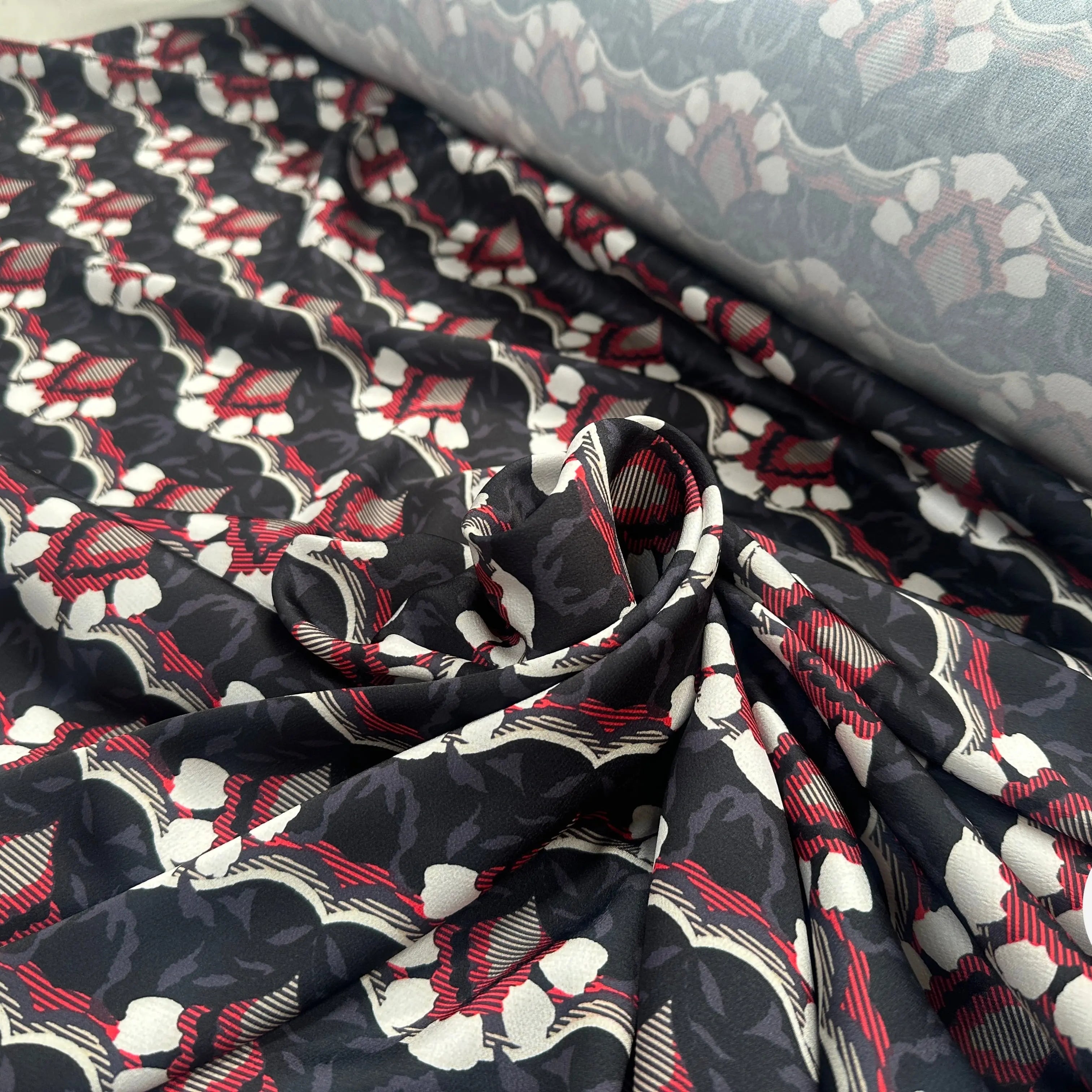 CRÊPE LÉGÈREMENT SATINÉ VAGUES BAROQUE - My Little Coupon