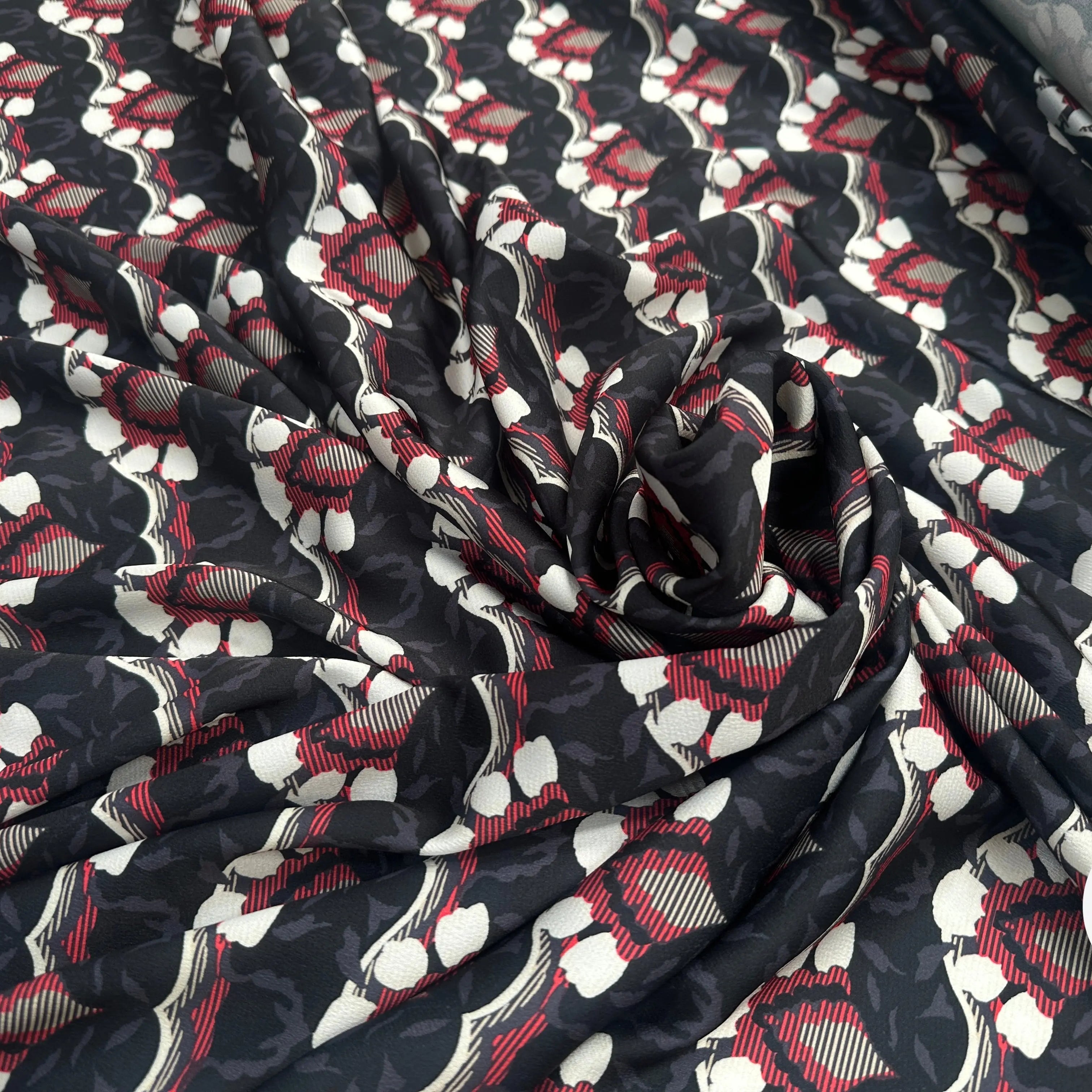 CRÊPE LÉGÈREMENT SATINÉ VAGUES BAROQUE - My Little Coupon