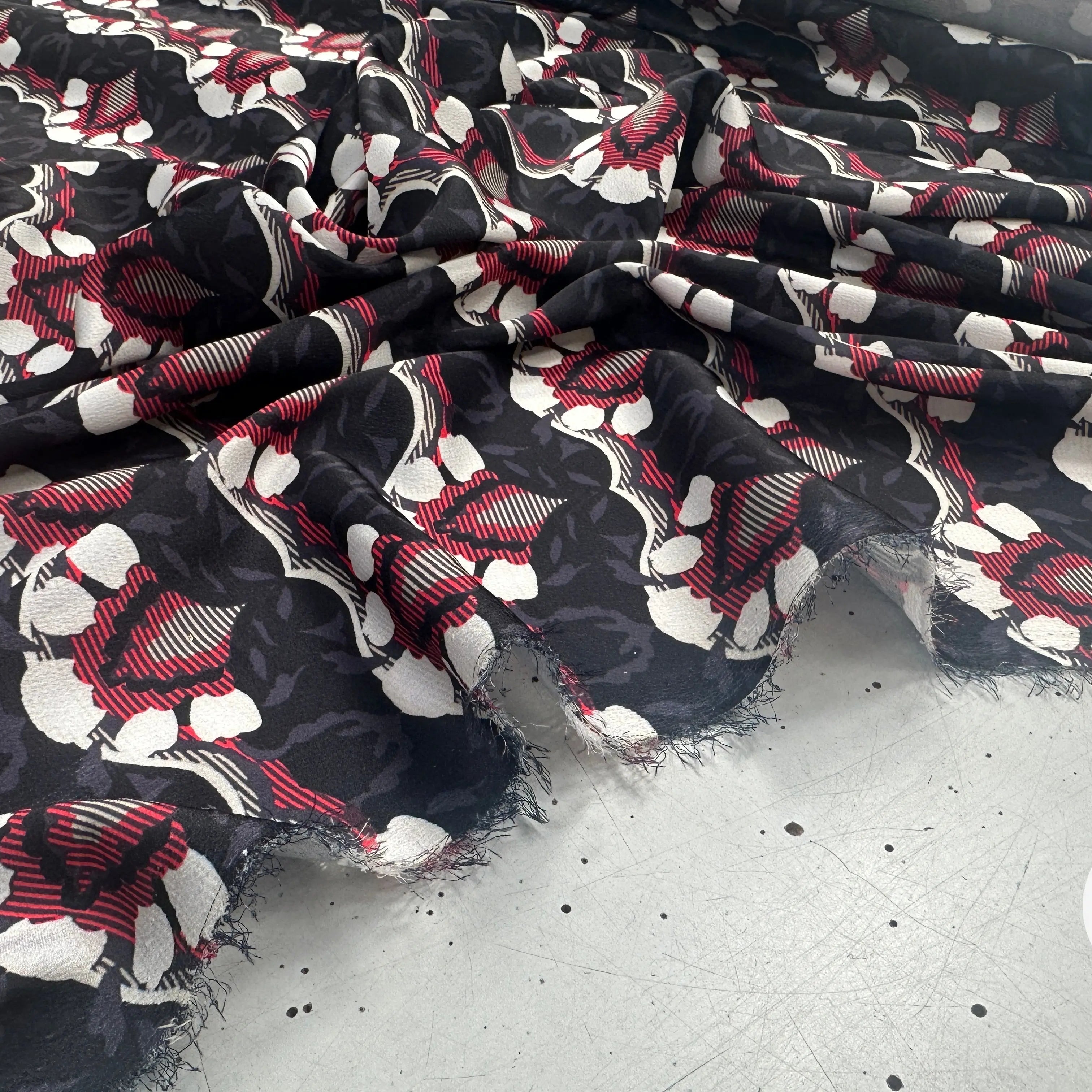 CRÊPE LÉGÈREMENT SATINÉ VAGUES BAROQUE - My Little Coupon