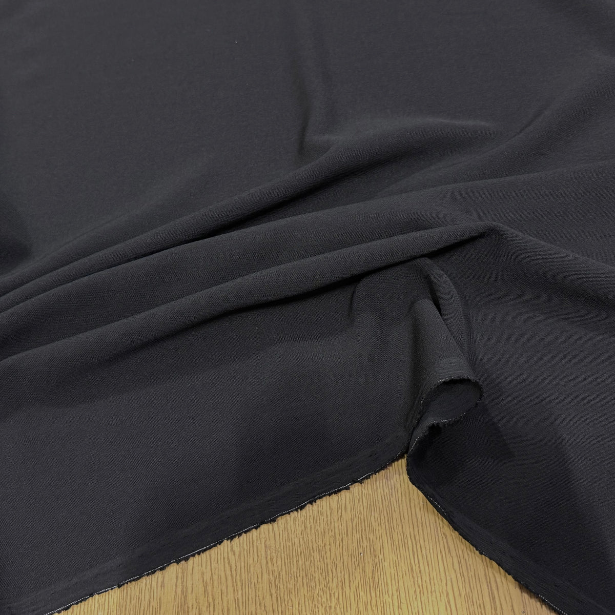 CRÊPE LOURD DE TAILLEUR AU TOMBÉ PLOMBANT NOIR 81% LAINE 16% SOIE - My Little Coupon