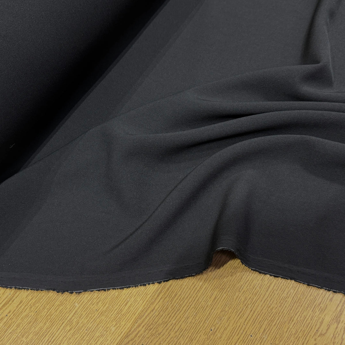 CRÊPE LOURD DE TAILLEUR AU TOMBÉ PLOMBANT NOIR 81% LAINE 16% SOIE - My Little Coupon