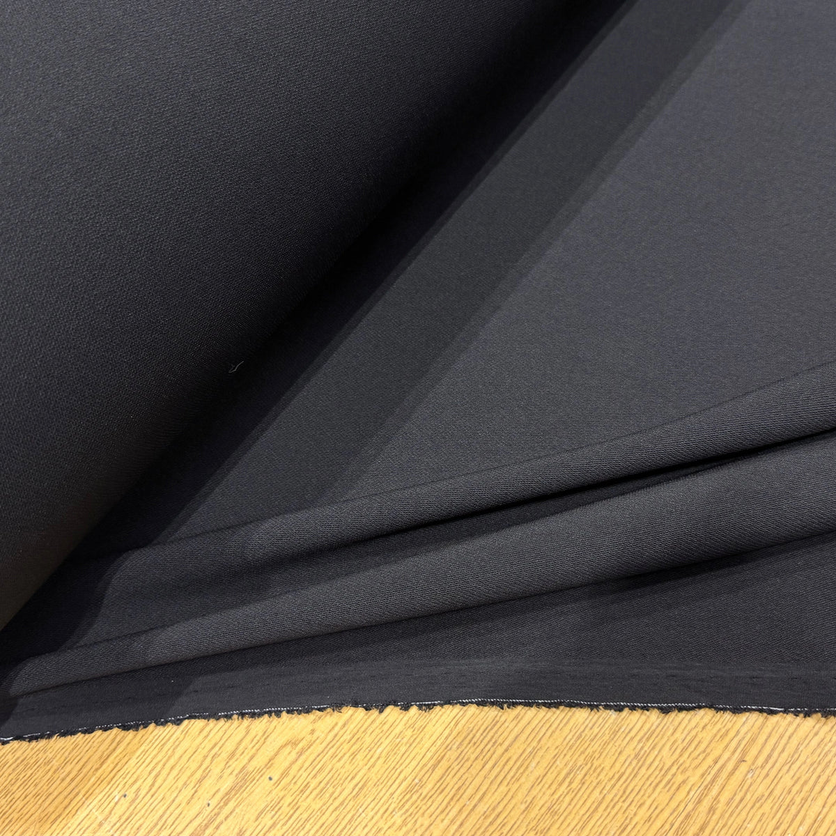 CRÊPE LOURD DE TAILLEUR AU TOMBÉ PLOMBANT NOIR 81% LAINE 16% SOIE - My Little Coupon
