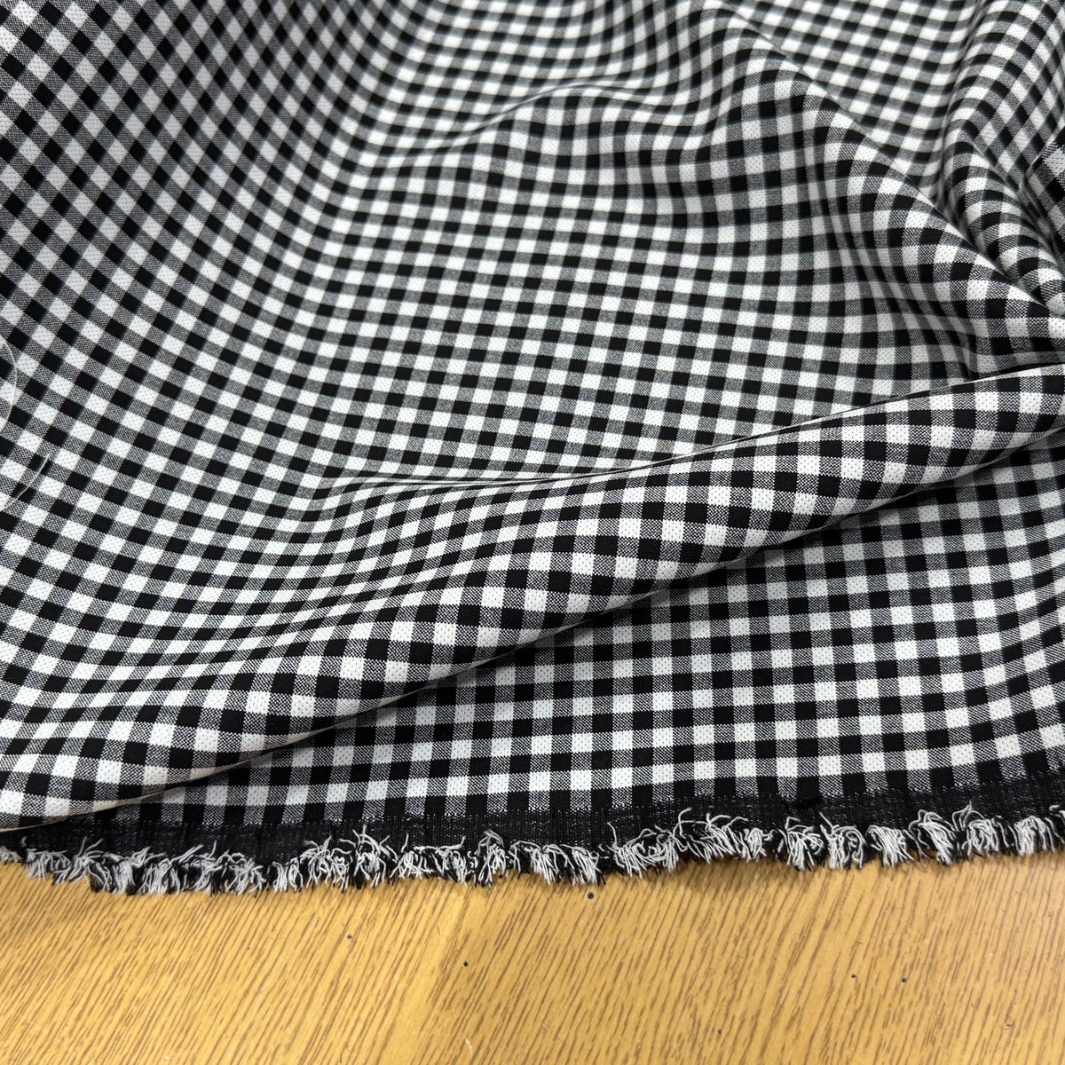 CRÊPE LOURD JAPAN VICHY BLANC NOIR STRETCH SUPER TENUE 28% VISCOSE - My Little Coupon